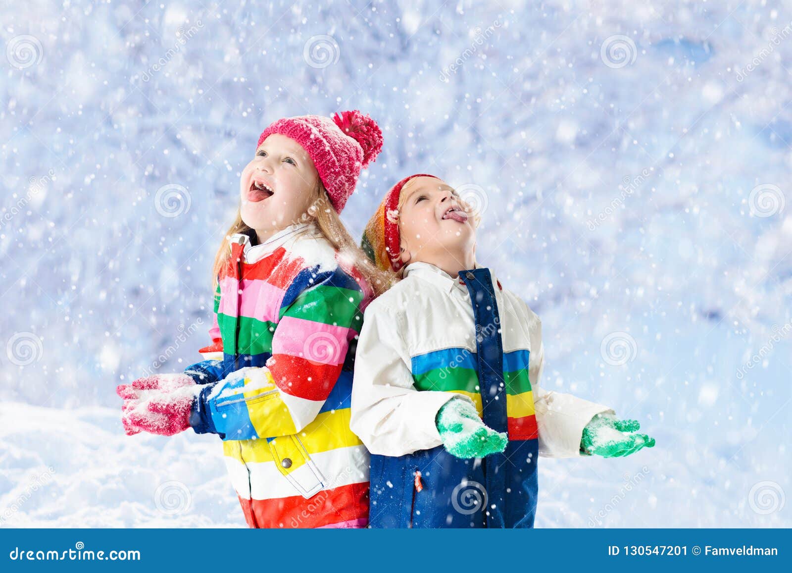Geitjes Die in Sneeuw De Kinderen Spelen in De Winter Stock Afbeelding - Image of activiteit: