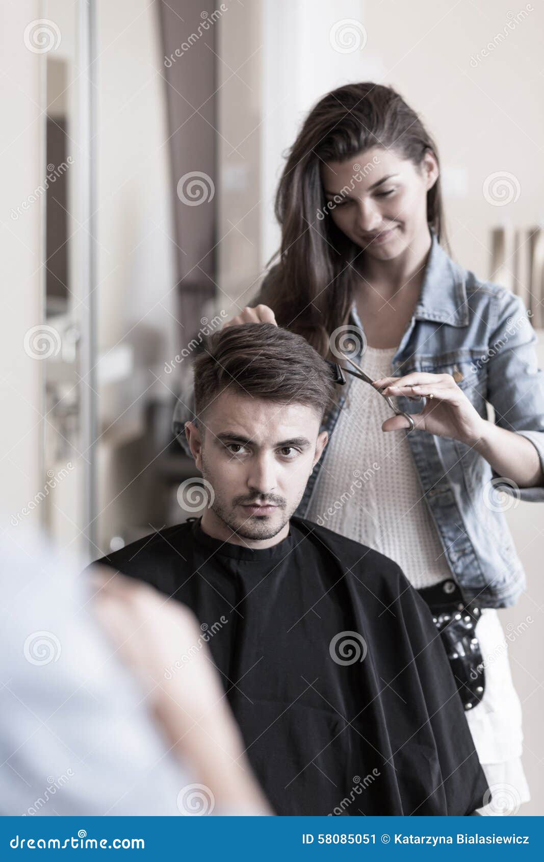 Jonge Kapper En Mannelijke Klant Stock Afbeelding Image of