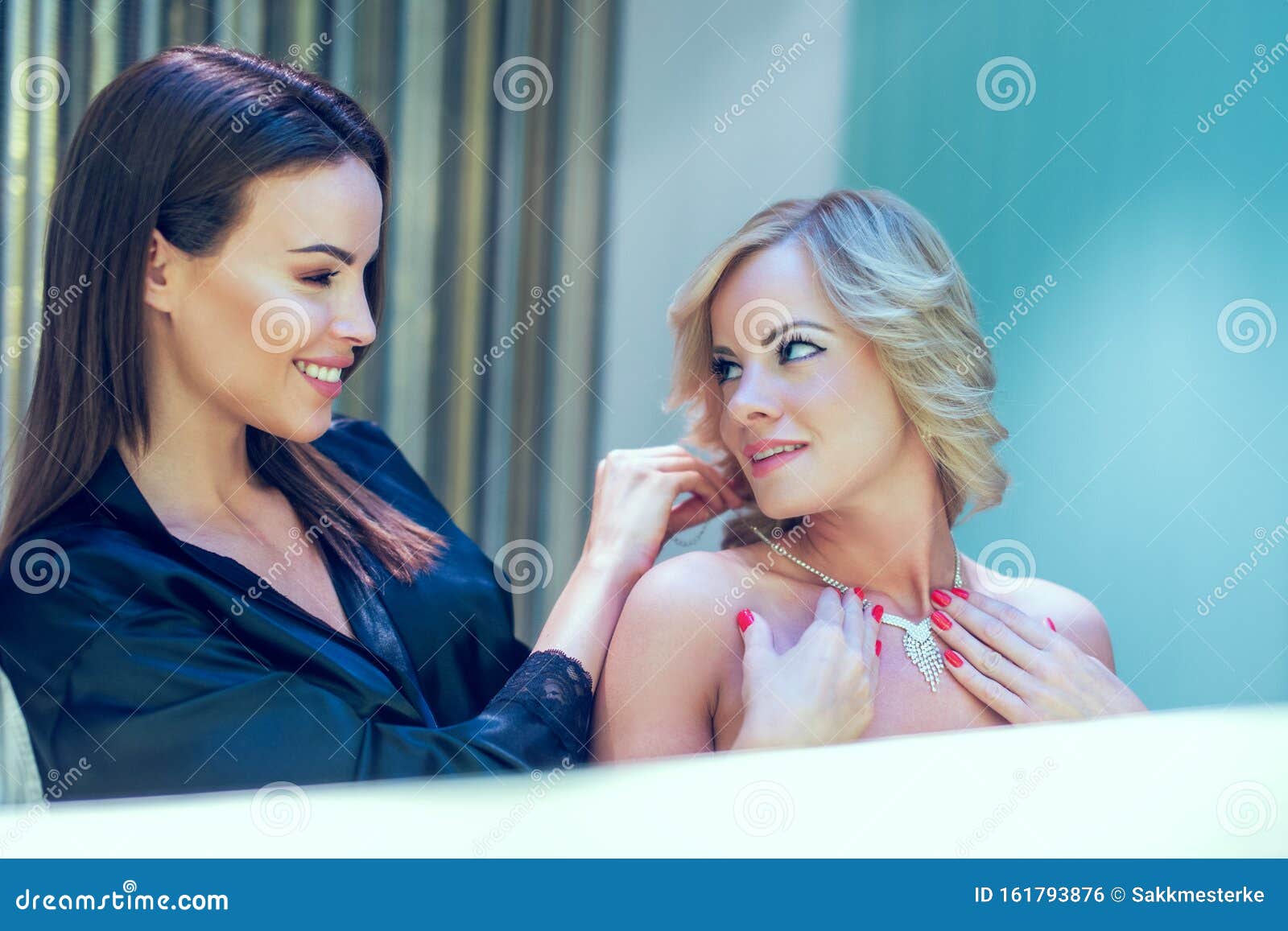 Jonge Lesbische Vrouwen Die Elkaar Zien Als Spiegels Stock Foto