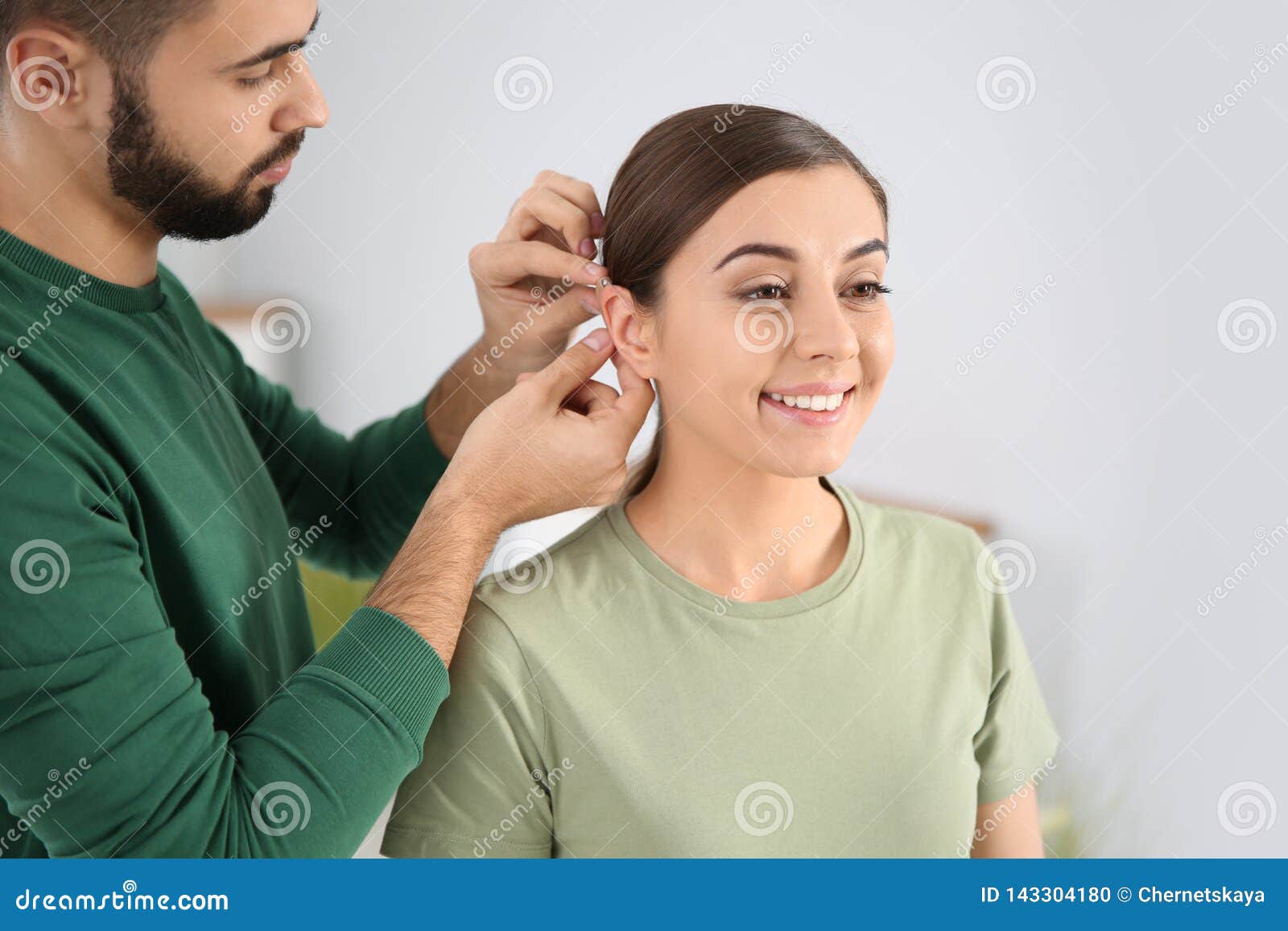 Jonge Man Die Gehoorapparaat In Het Oor Van De Vrouw