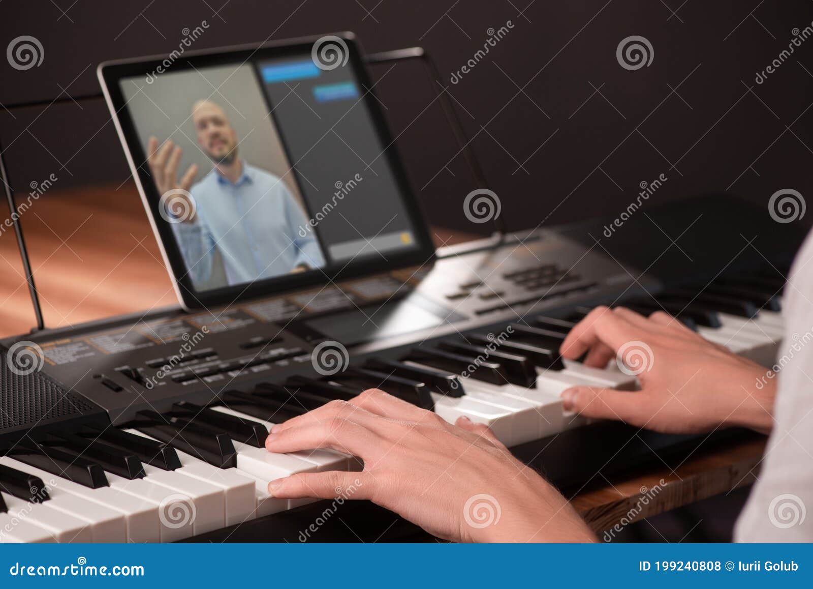 Betsy Trotwood Evolueren aankleden Jonge Man Die Leert Piano Spelen Met Behulp Van Een Toetsenbord En Tablet  Met App Stock Foto - Image of grootouder, telefoon: 199240808