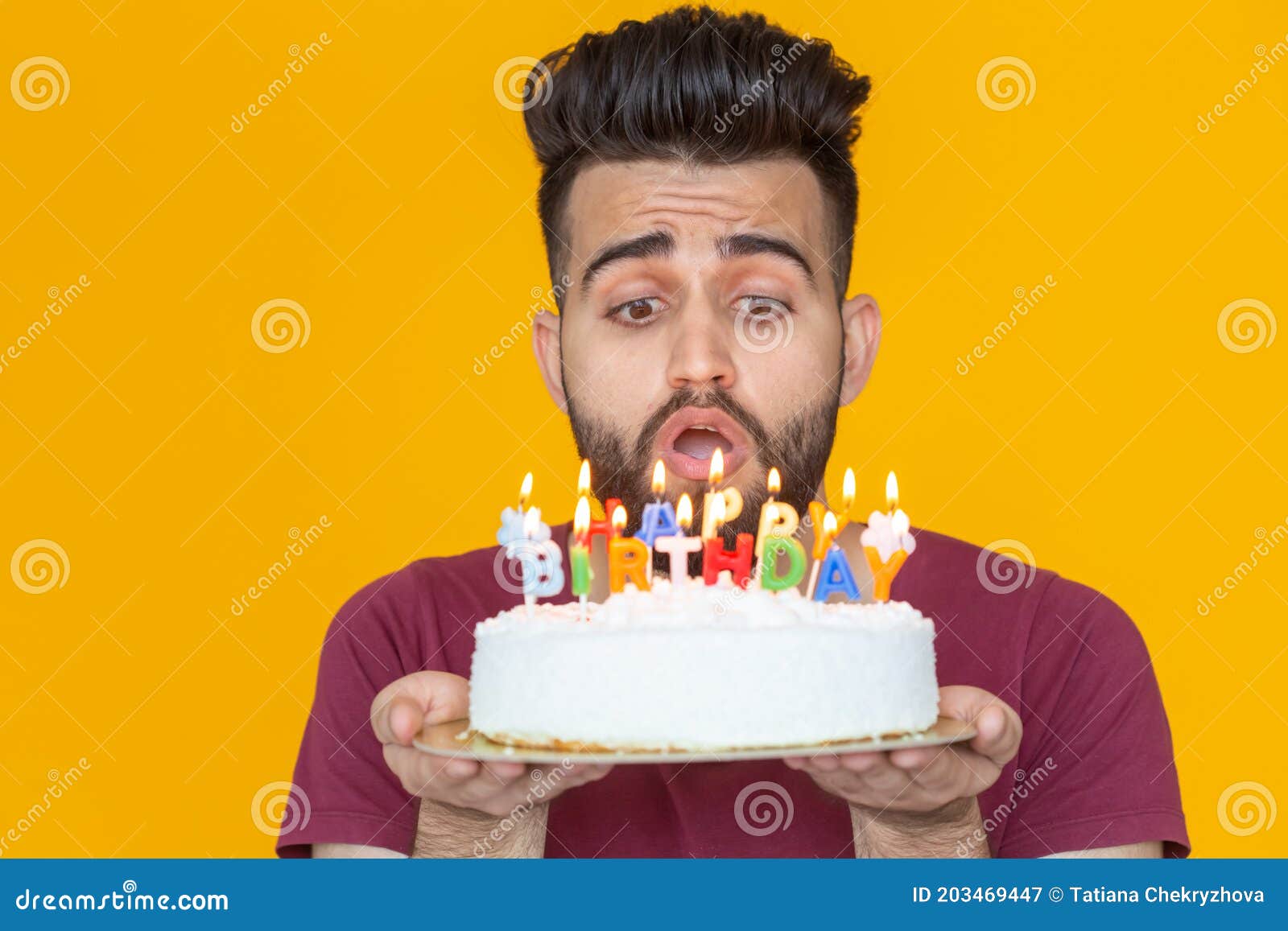 Jonge Man Met Een Baard Die Een Taart Draagt Met De Vermelding Happy Jarig  Gefeliciteerd Met Zijn Verjaardag Op Zijn Verjaardag Stock Afbeelding -  Image Of Knap, Zakenman: 203469447