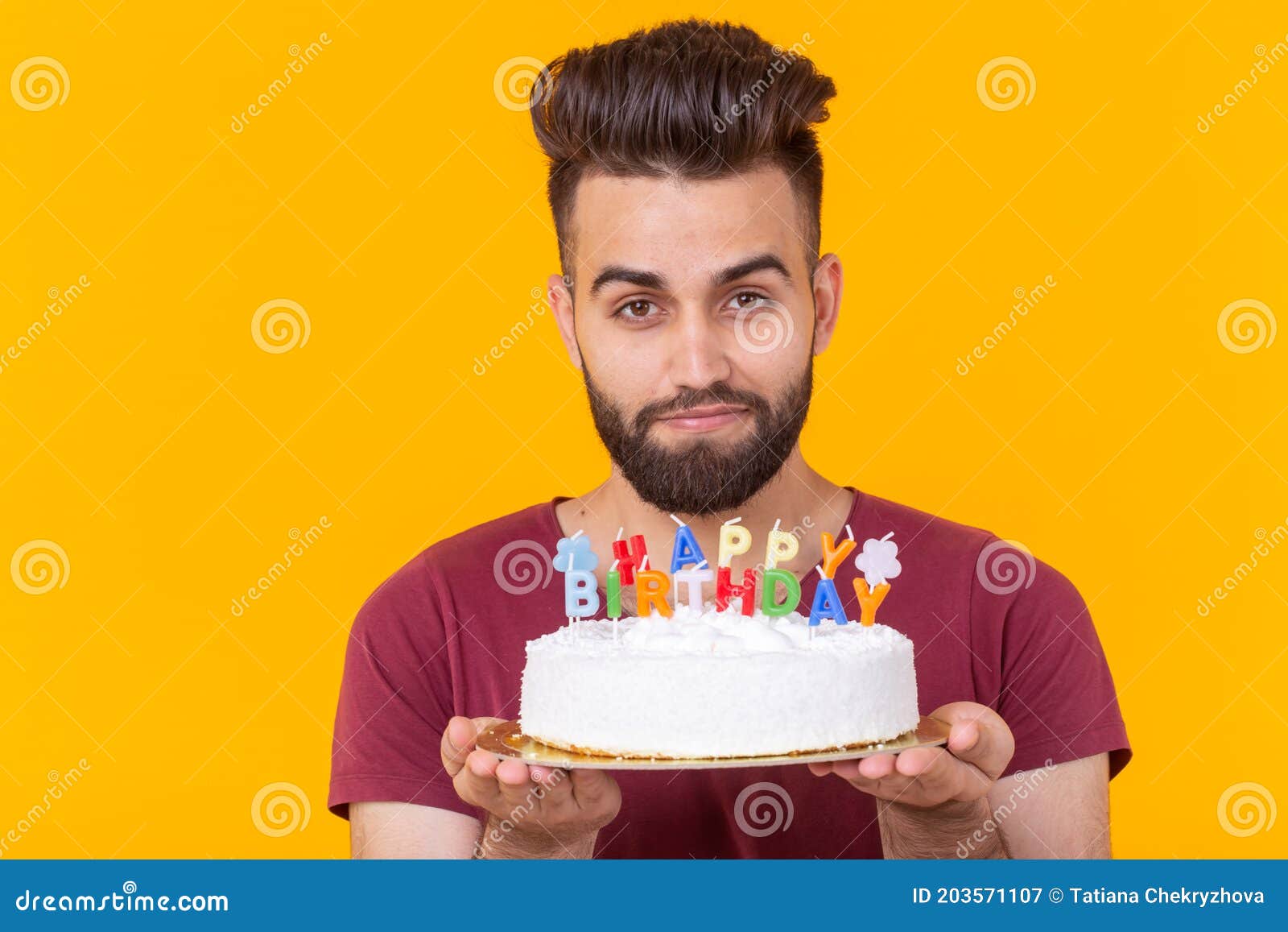Jonge Man Met Een Baard Die Een Taart Draagt Met De Vermelding Happy Jarig  Gefeliciteerd Met Zijn Verjaardag Op Zijn Verjaardag Stock Afbeelding -  Image Of Vrolijk, Gebak: 203571107