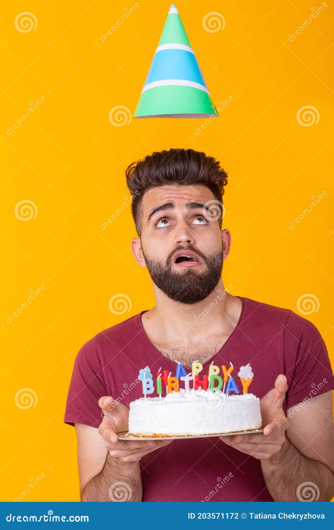Jonge Man Met Een Baard Die Een Taart Draagt Met De Vermelding Happy Jarig Gefeliciteerd Met Zijn Verjaardag Op Zijn Verjaardag Stock Foto - Image Of Manier, Binnen: 203571172