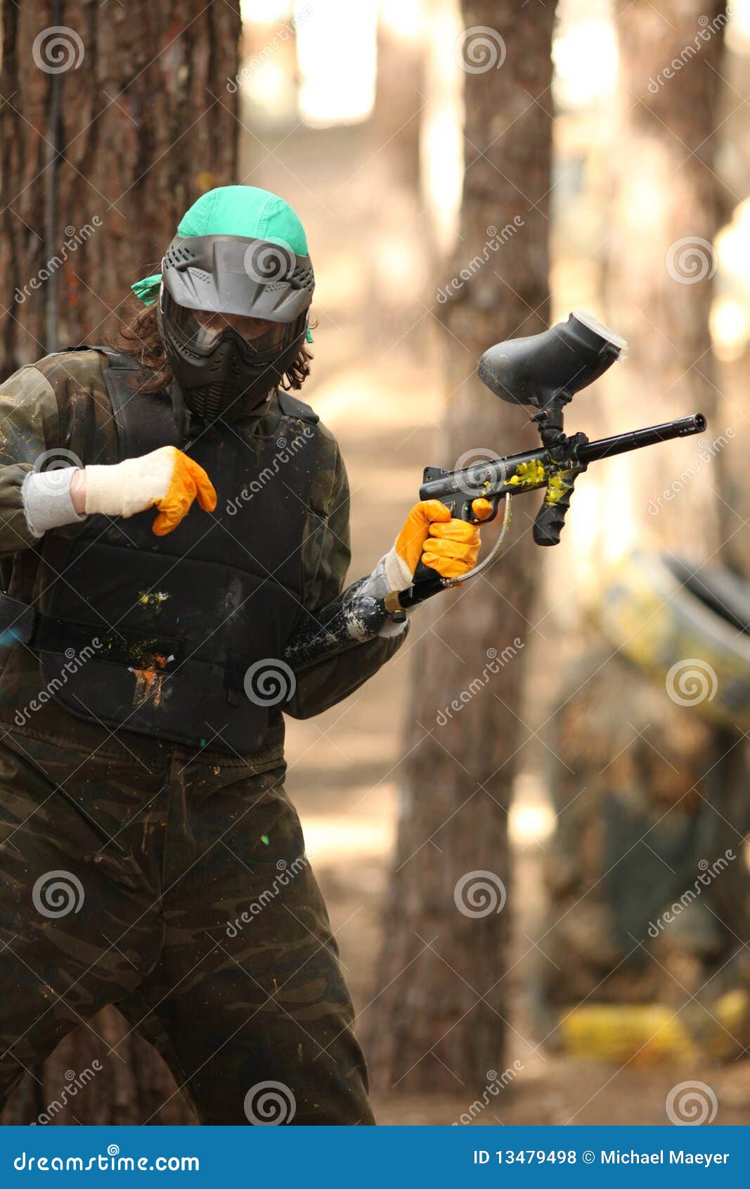 Jonge Mens Die Paintball Speelt Stock Foto Image of mensen, mooi