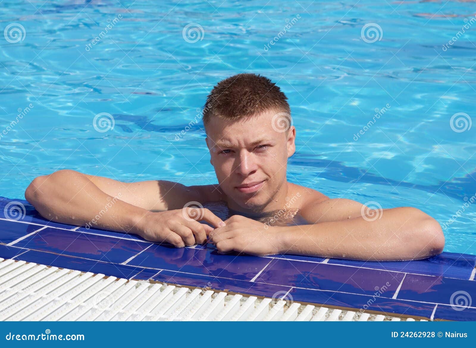 Jonge mens in pool foto. Image of gezicht, zwemmen - 24262928
