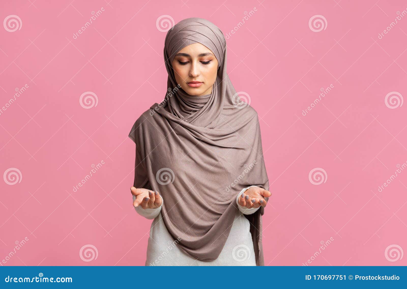 Springplank Refrein tellen Jonge, Mooie Moslimvrouw in Hoofddoek Die Over Een Roze Achtergrond Bidt  Stock Afbeelding - Image of moskee, kleding: 170697751
