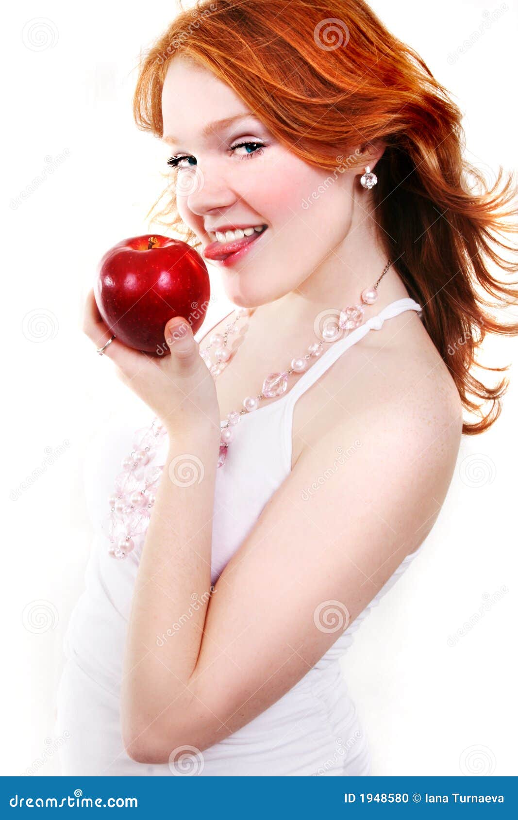 Jonge mooie sexy rode vrouw. Jonge mooie sexy rode glimlachende vrouw met appel op de witte achtergrond