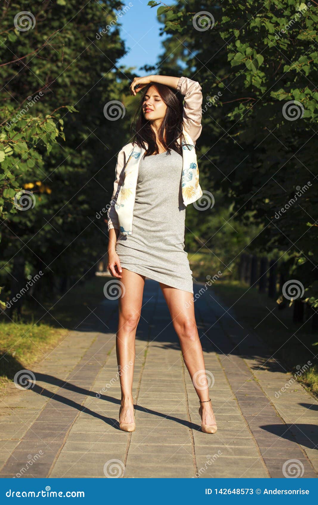 Jonge Mooie Vrouw in Bruine Kleding Stock Afbeelding - Image of kleding ...