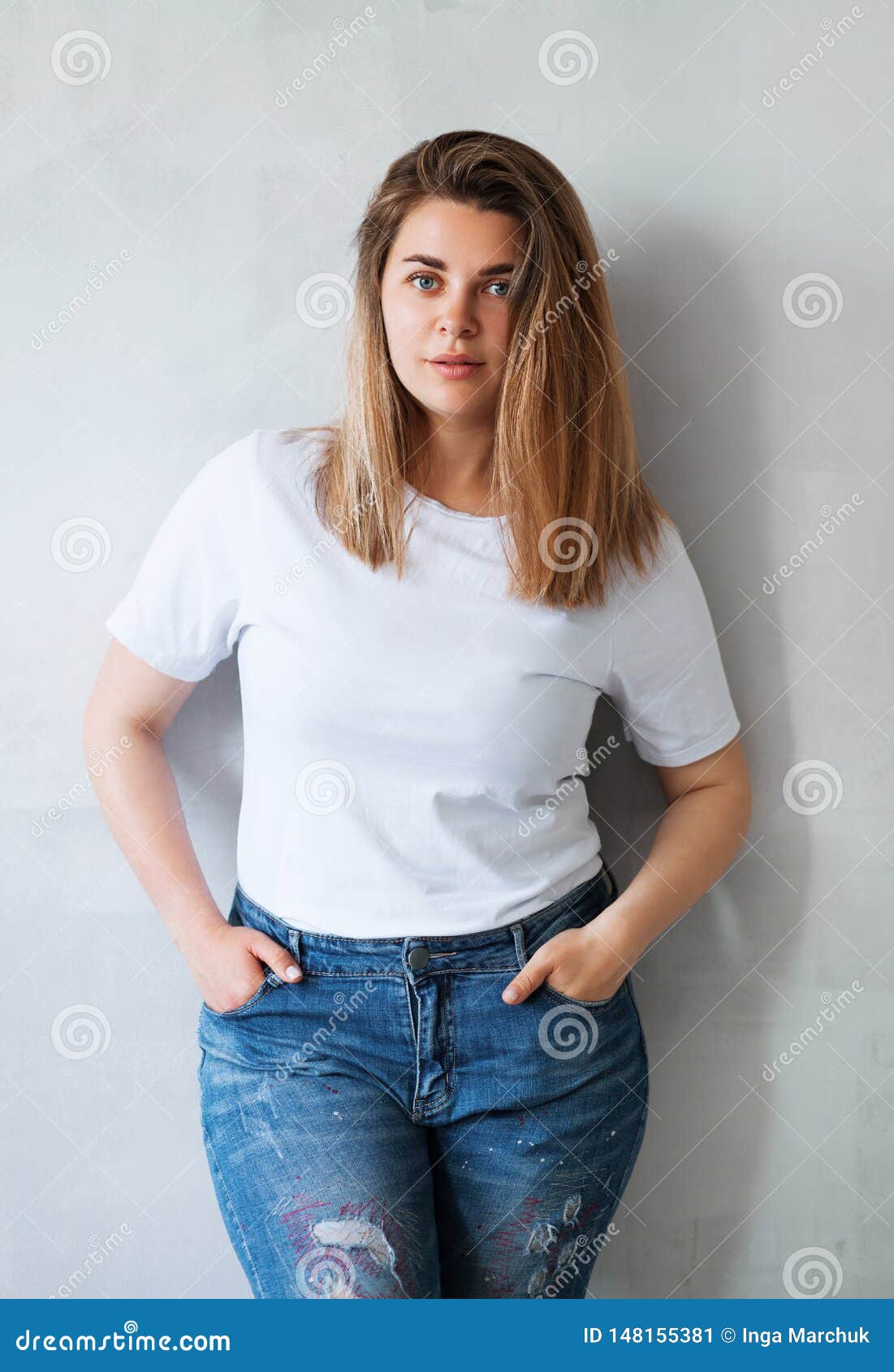 Jonge Mooie Vrouw in Witte T-shirt En Jeans Stock Afbeelding - Image of ...