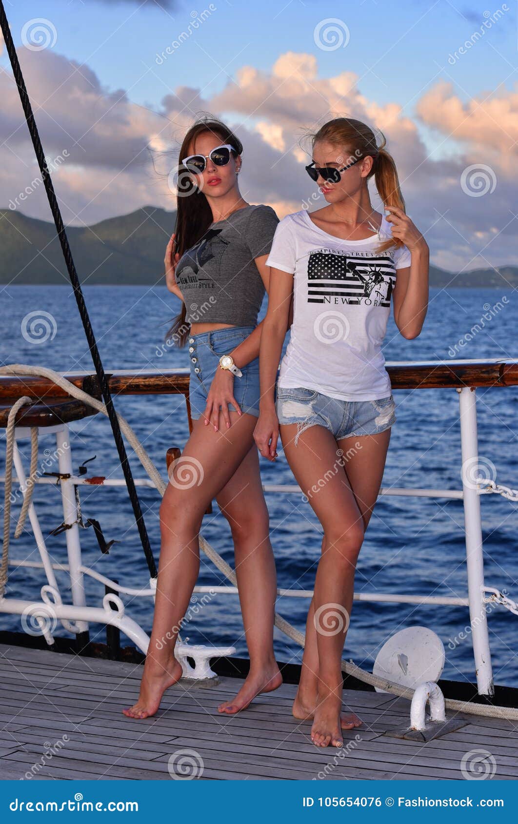 Onleesbaar Discipline fluit Jonge Sexy Mooie Vrouwen Die Op De Boot in Tropisch Land Varen Stock Foto -  Image of zeilboot, levensstijl: 105654076