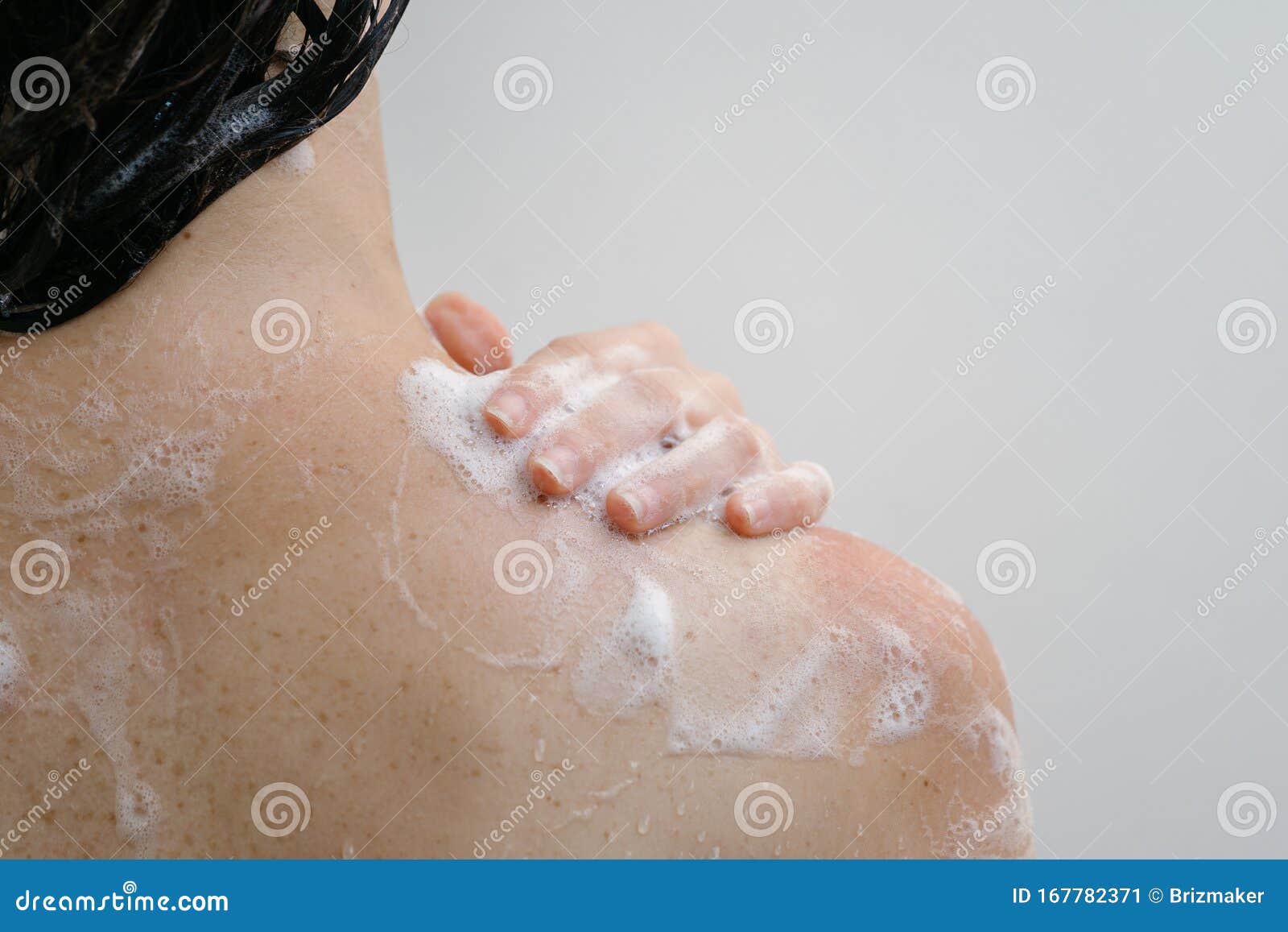 Jonge Volwassen Meisje Dat Onder De Douche Staat Staat In De Badkamer