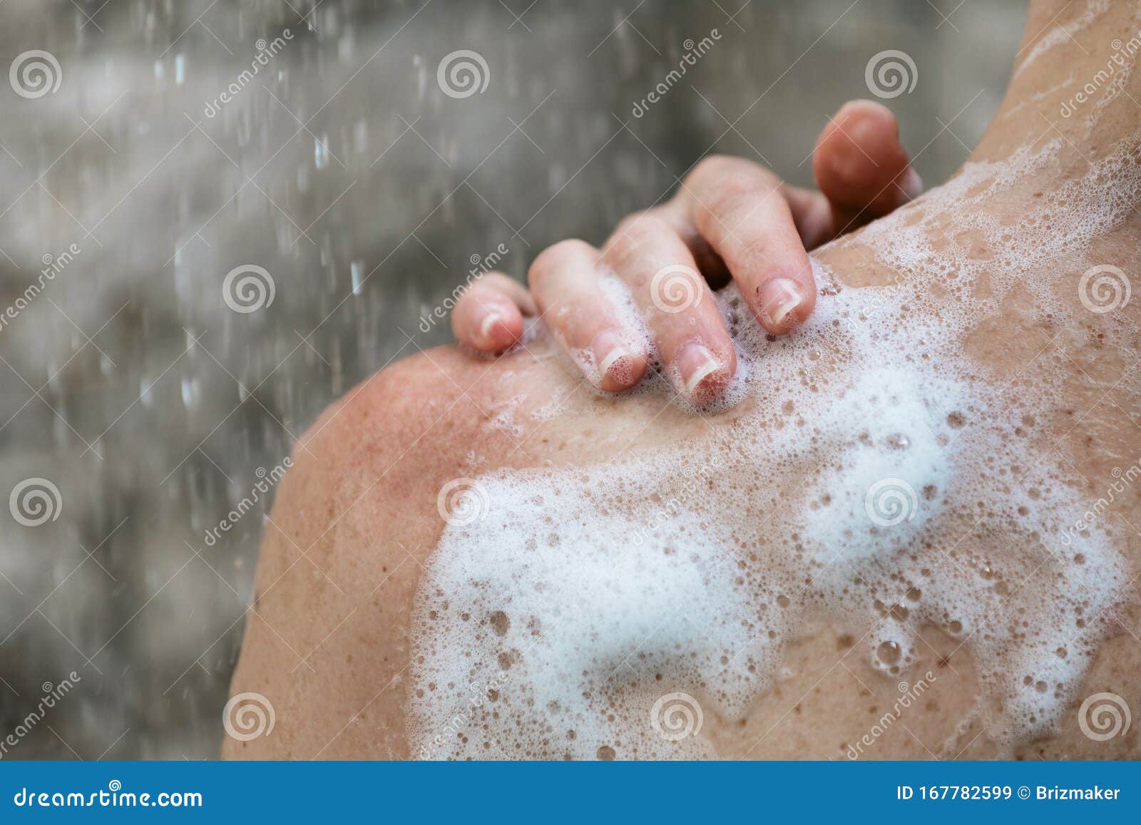 Jonge Volwassen Meisje Dat Onder De Douche Staat Staat In De Badkamer