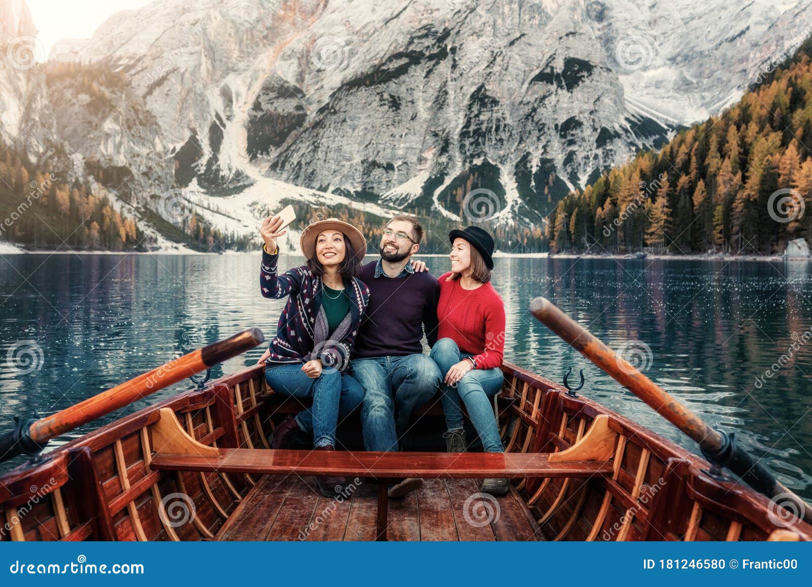 Jonge , Vrome Vrienden Studenten Hebben Een Avontuur Reizen in Een Houten Boot Op Een Bergmeer. Reisblogger Stock Foto - Image of levensstijl, kajak: