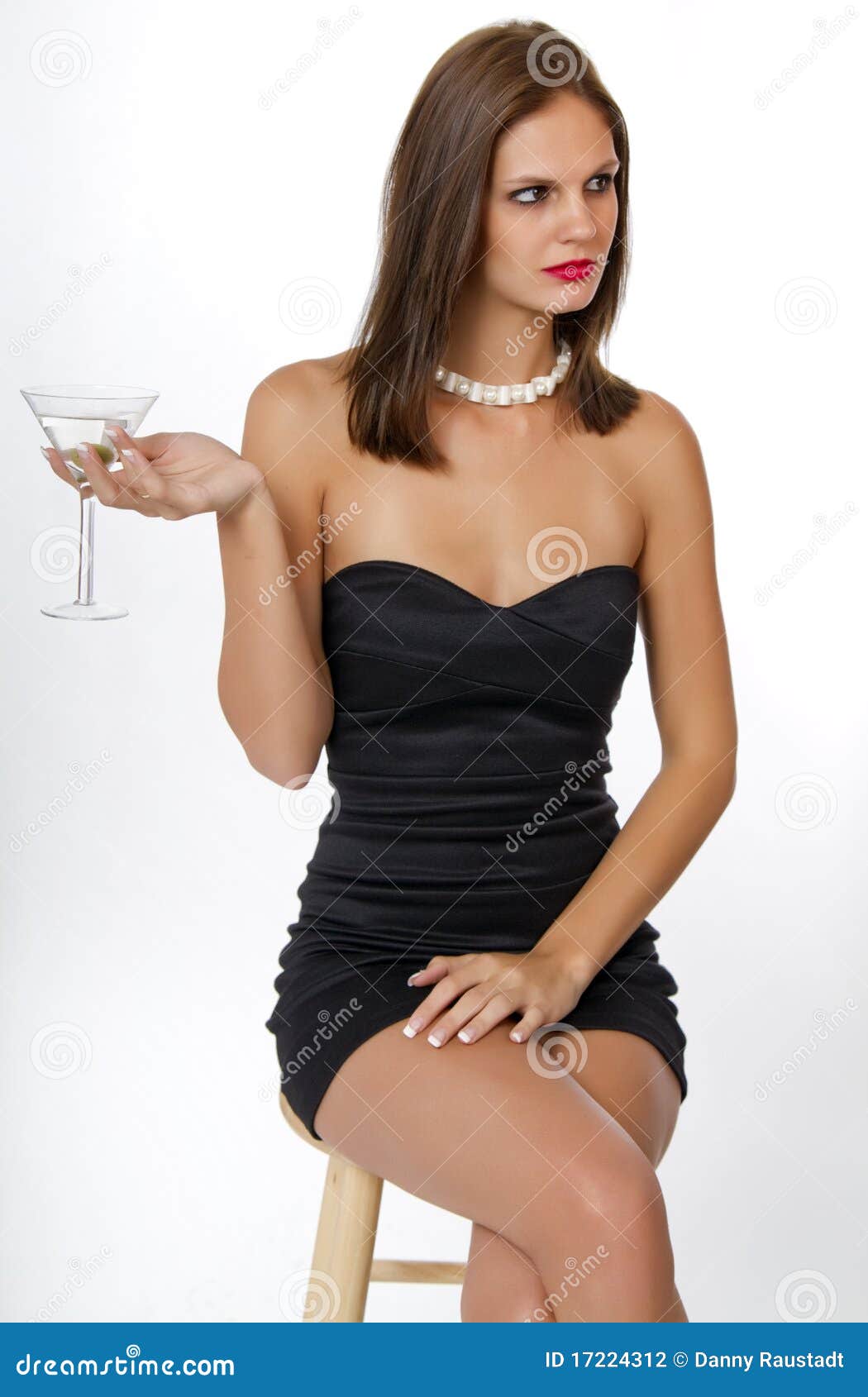 Jonge Vrouw In De Zwarte Kleding Van De Cocktail Stock