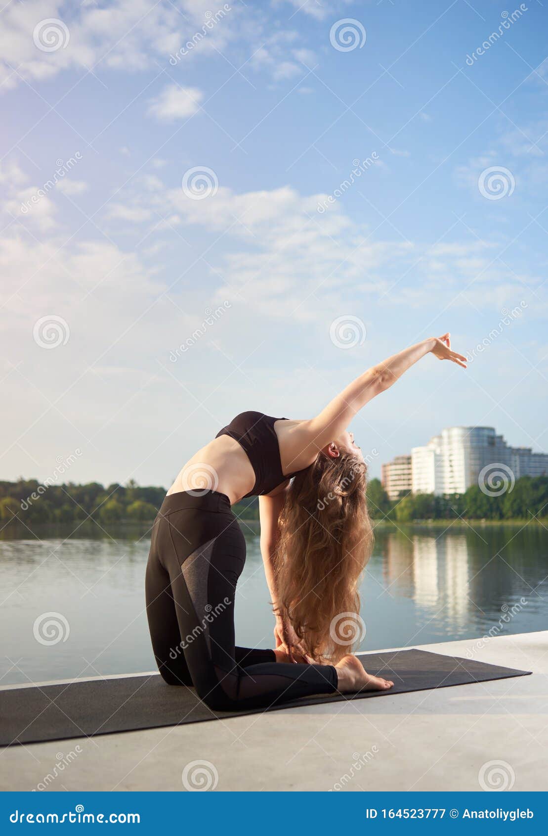 Jonge Vrouw Die Yoga Oefent Op Het Stadsmeer Stock Afbeelding - Image Of  Park, Oefening: 164523777