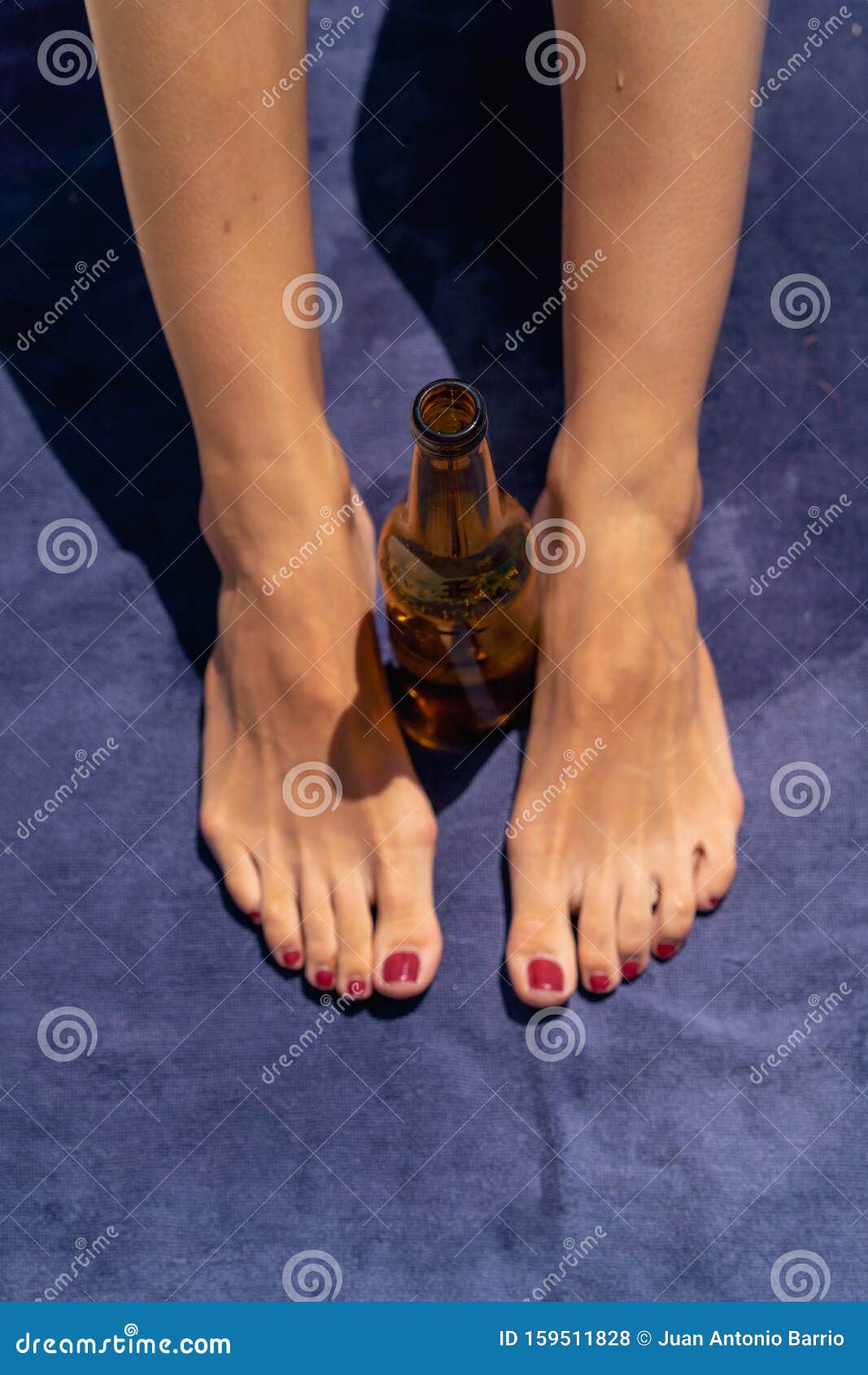 crisis gids Muf Jonge Vrouw En X27 Voet Op Een Handdoek Met Bier Stock Foto - Image of  sensueel, gezond: 159511828