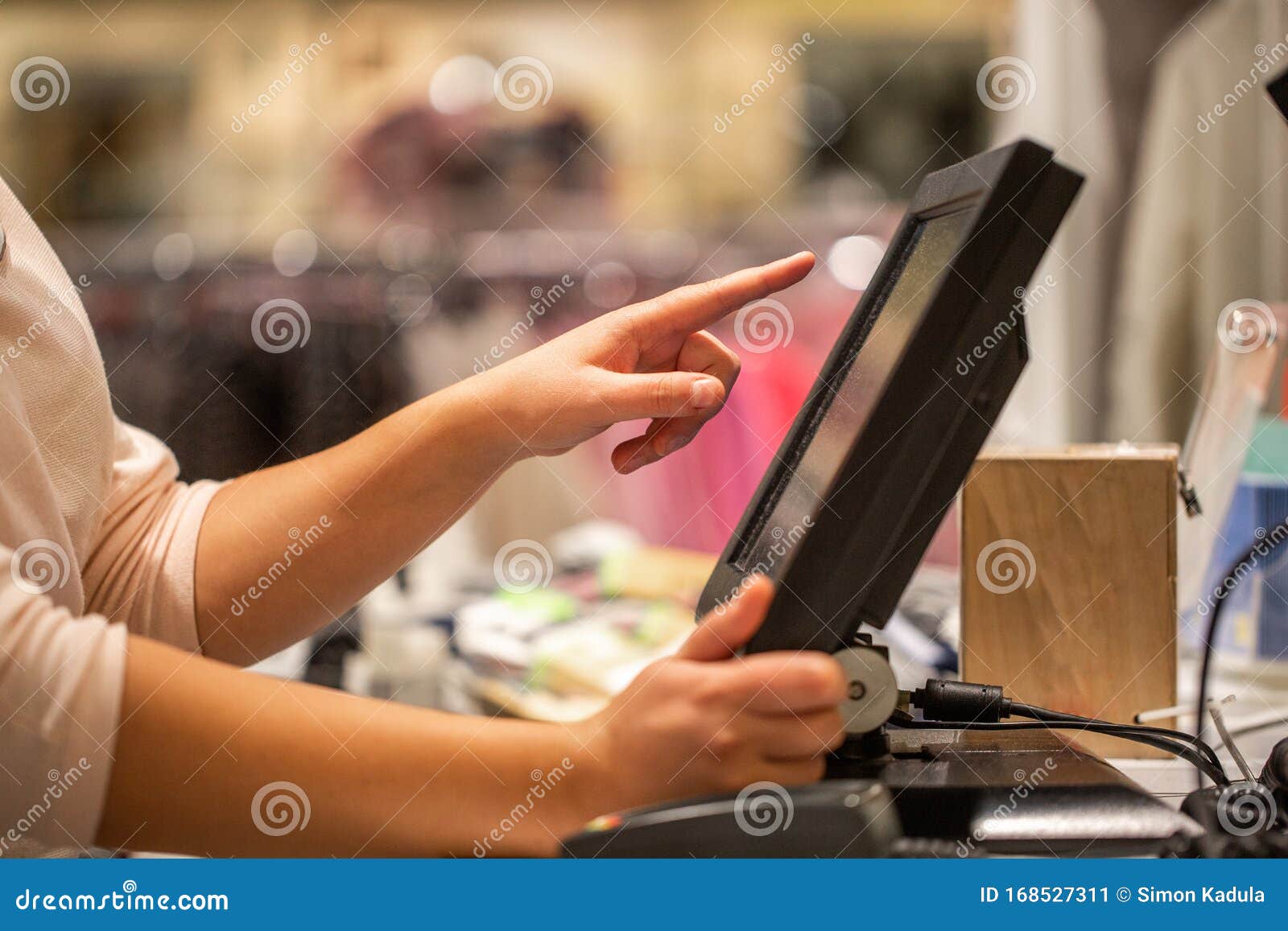 pen Buitenland prototype Jonge Vrouw Hanteert Scannen, Korting Invoeren, Verkopen Op Een Ontvangstbewijs, Touchscreen Kassa, Winkel, Financieringsconcept Stock Afbeelding - Image of consument, isometrisch: 168527311 pen Buitenland prototype Jonge Vrouw Hanteert Scannen, Korting Invoeren, Verkopen Op Een Ontvangstbewijs, Touchscreen Kassa, Winkel, Financieringsconcept Stock Afbeelding - Image of consument, isometrisch: 168527311
