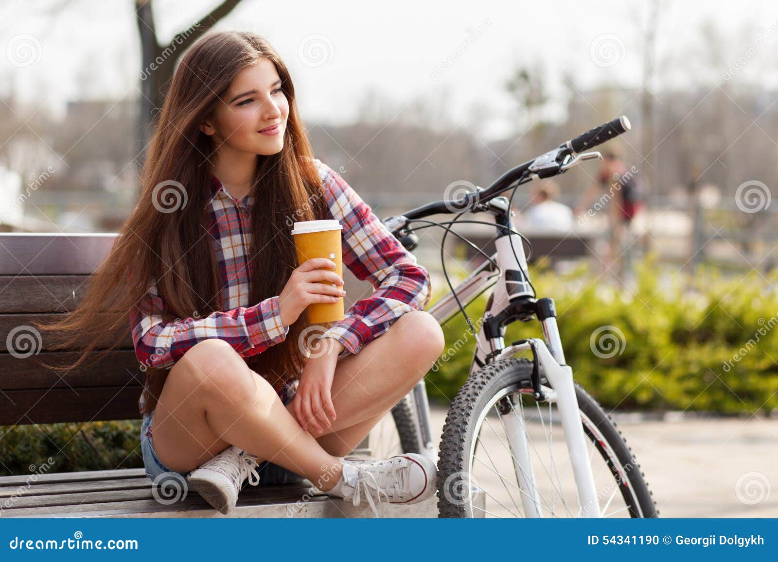 Jonge vrouw het drinken koffie op een fietsreis