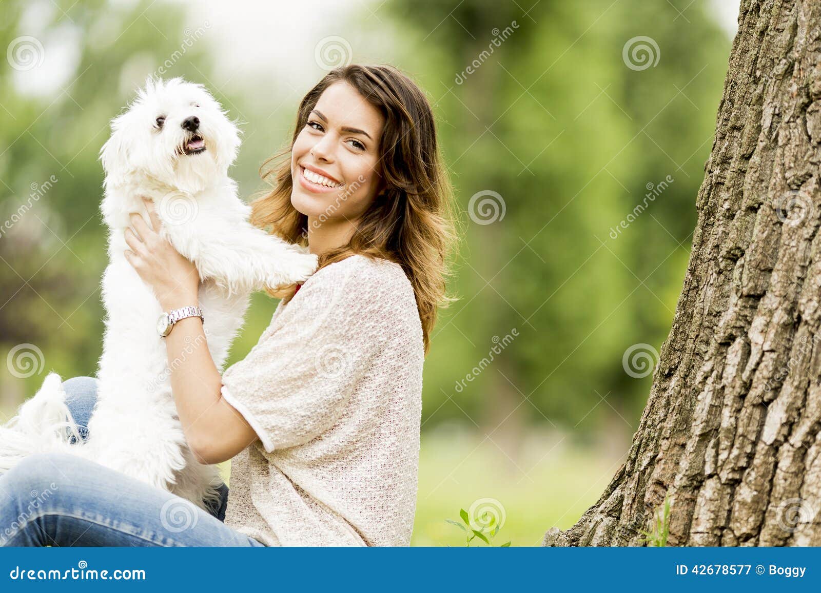 Jonge vrouw met een hond stock afbeelding. Image of vrienden 42678577