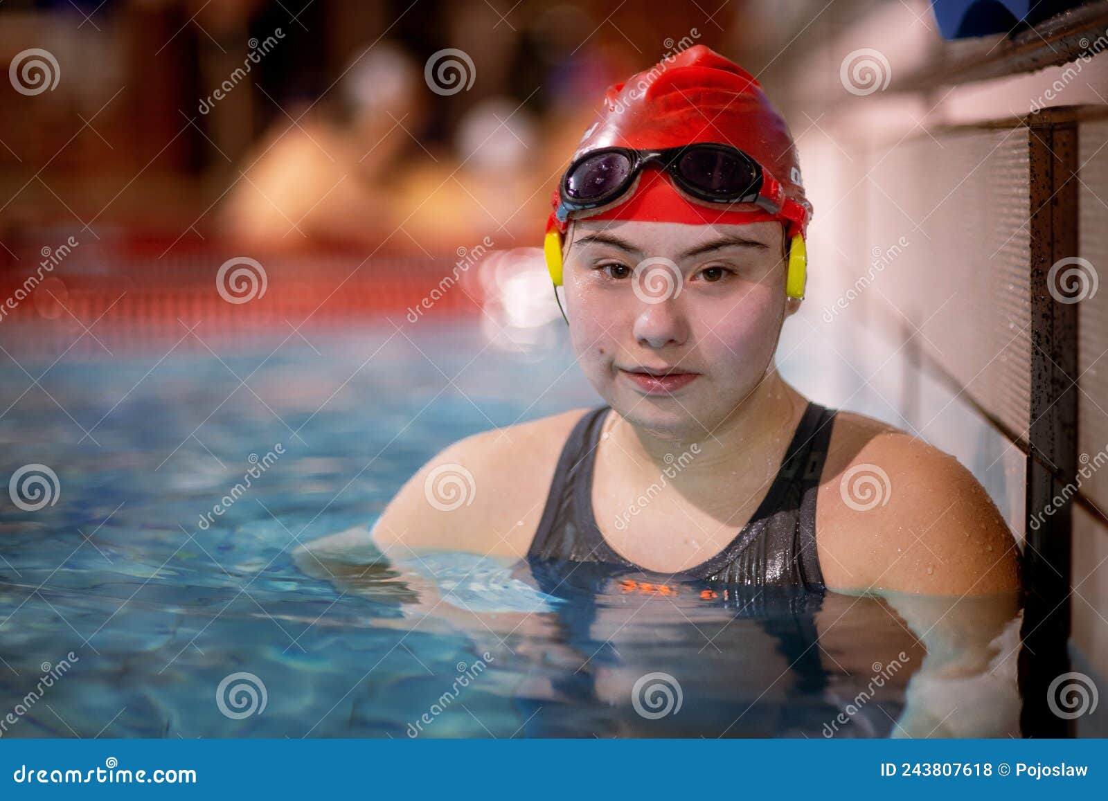 Verhoogd Verloren kwaliteit Jonge Vrouw Met Het Neerwaartse Syndroom in Een Zwembad Met Een Camera  Stock Foto - Image of zeker, wapen: 243807618