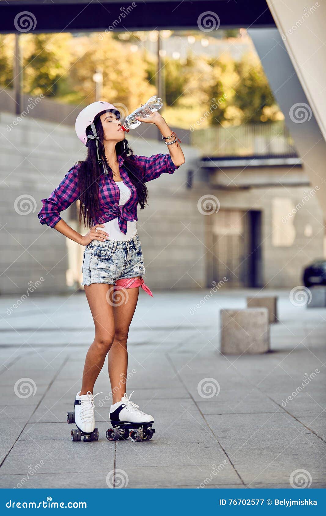 Jonge Vrouw Op Rolschaatsen En Helm Drinkwater Stock Afbeelding - Image of concreet: 76702577