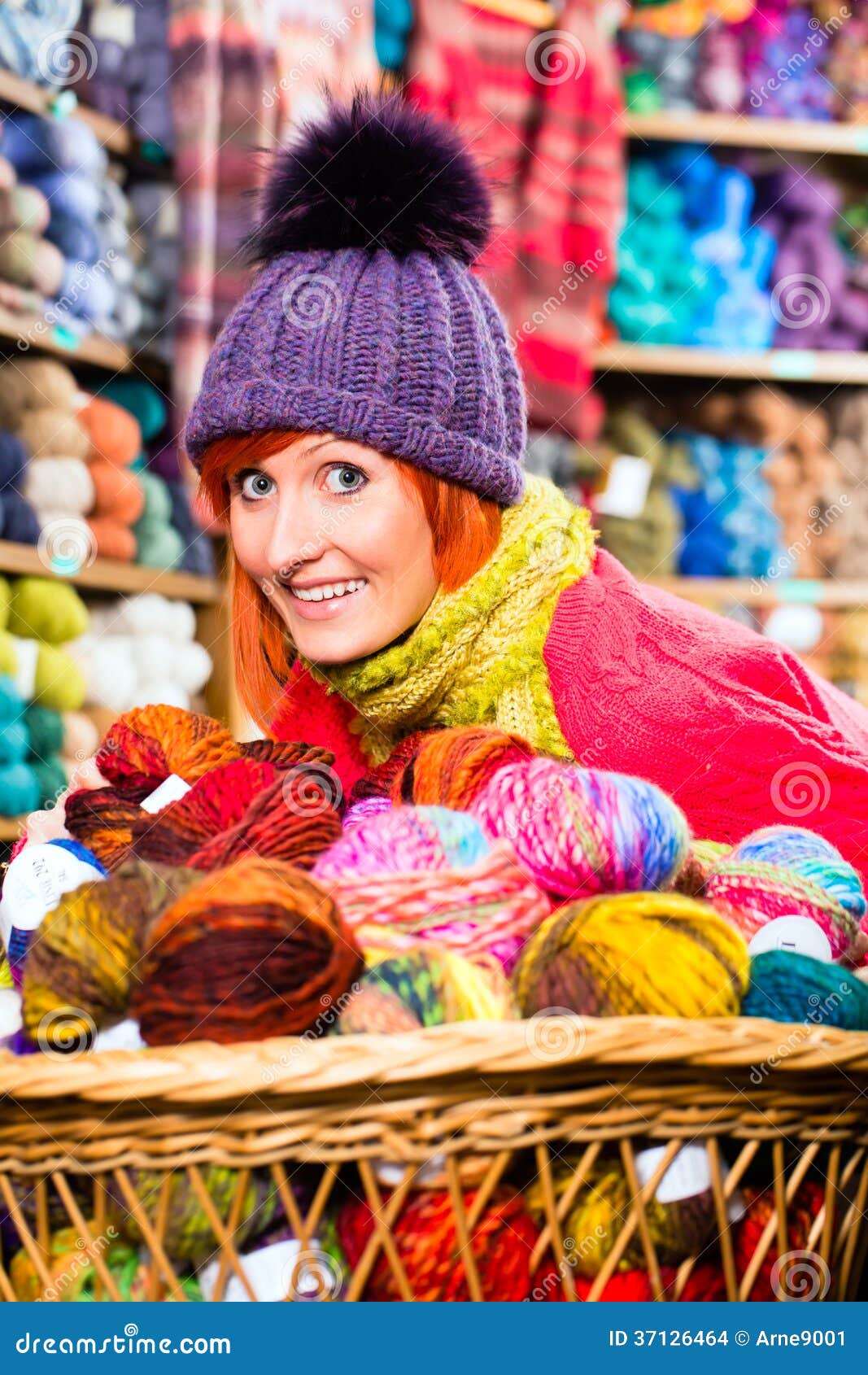 Jonge Vrouwen In Het Breien Van Winkel Stock Foto Image Of Veefster Verkoop 37126464