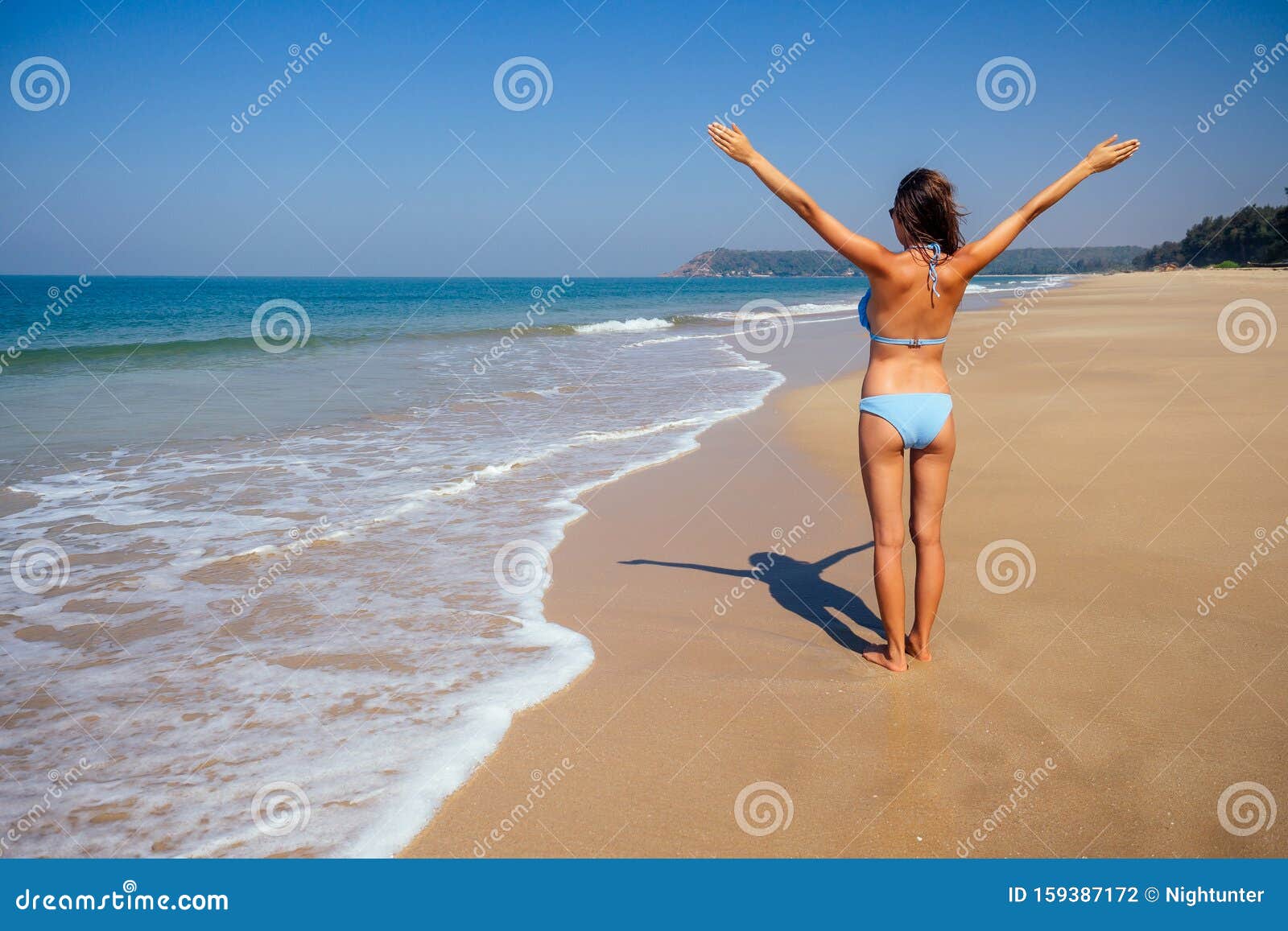 Jonge Vrouwtjes Model In Een Stijlvol Blauw Bikini Zwempak Geniet Van