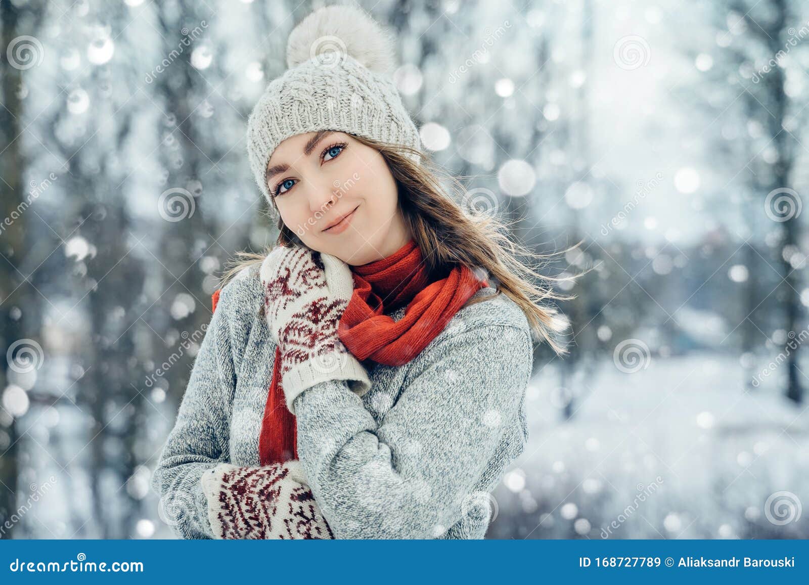 Jonge Winterportret Beauty Joyful Model Girl Die Lacht En Plezier Heeft ...