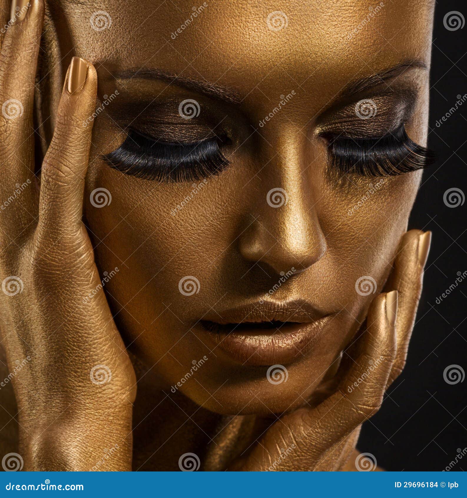 Jonge zeug. de close up van het gezicht van de gouden vrouw ... Futuristische schilderijen