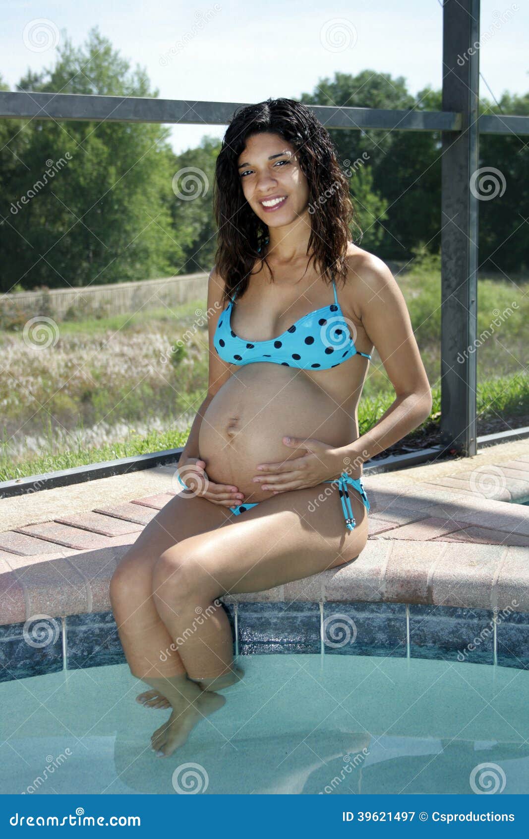 Jonge Zwangere Vrouw Poolside (1) Stock Afbeelding Image of
