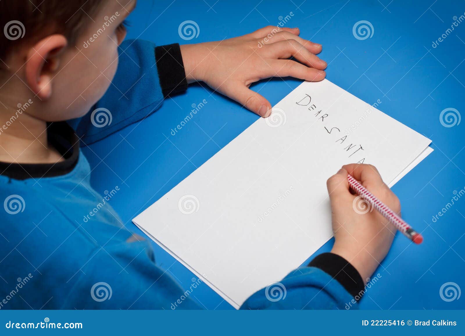 Jongen die aan Kerstman schrijft. Het schrijven van de jongen brief aan Kerstman