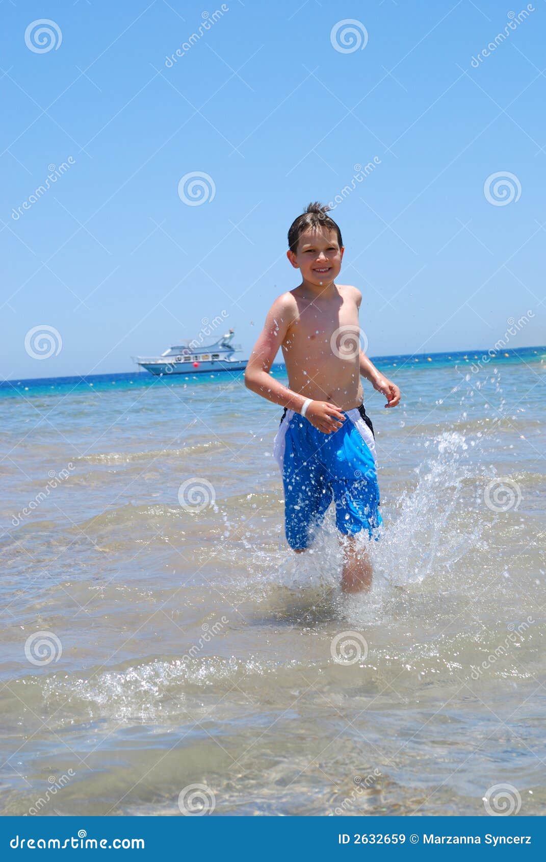 Jongen Die Op Het Strand Loopt Stock Foto - Afbeelding 