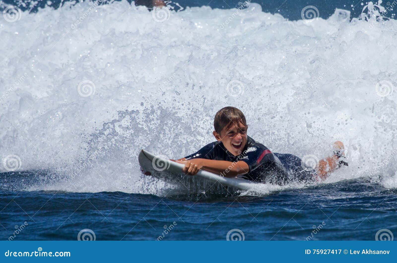 Jongen die op Maui surfen. De jongen geniet van surfend golven, Maui, Hawaï