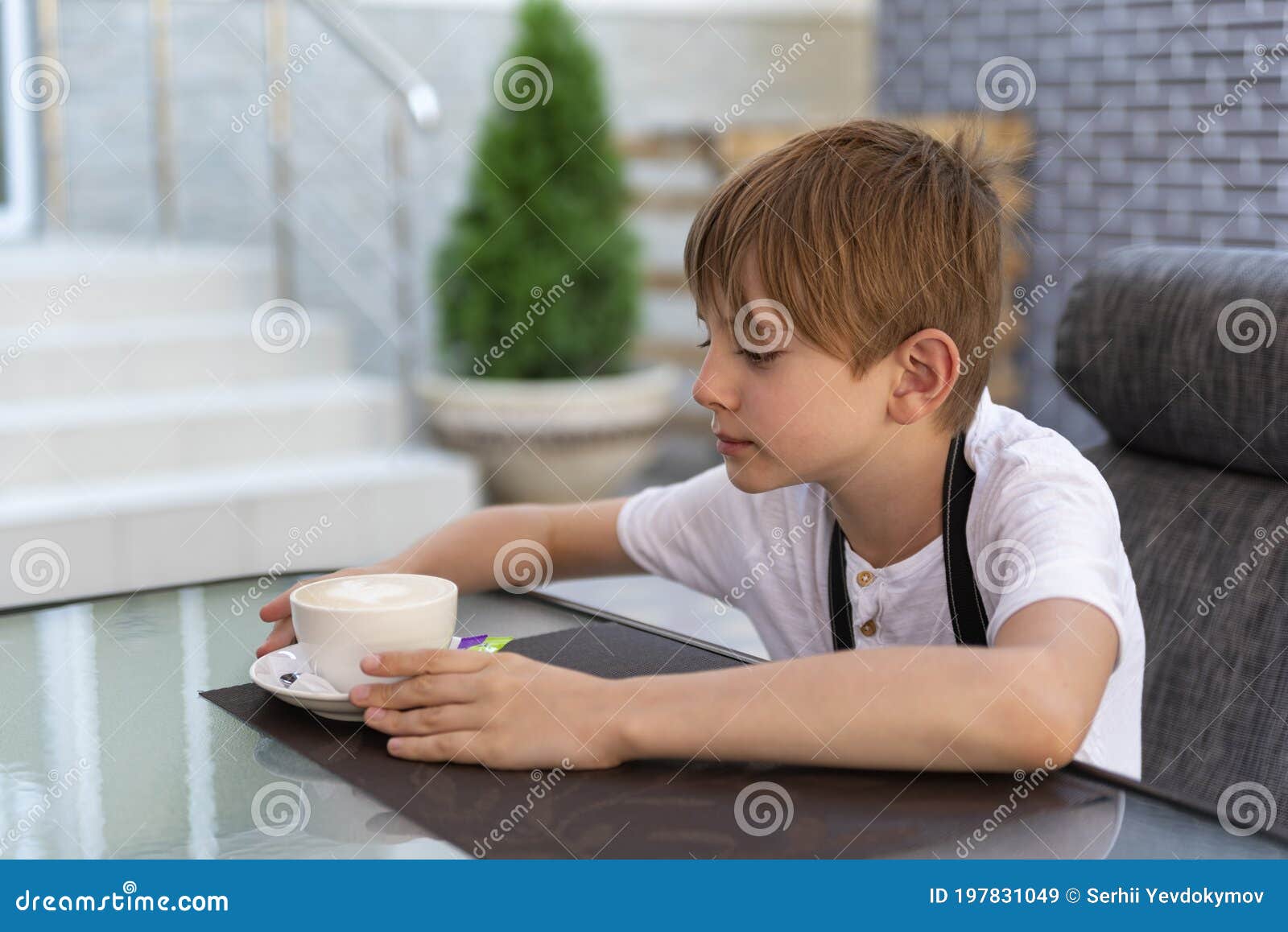 wit Zichtbaar Beschaven Jongen Drinken Koffie in Café Kind in Restaurant Onafhankelijke Tiener  Stock Afbeelding - Image of jongen, buiten: 197831049
