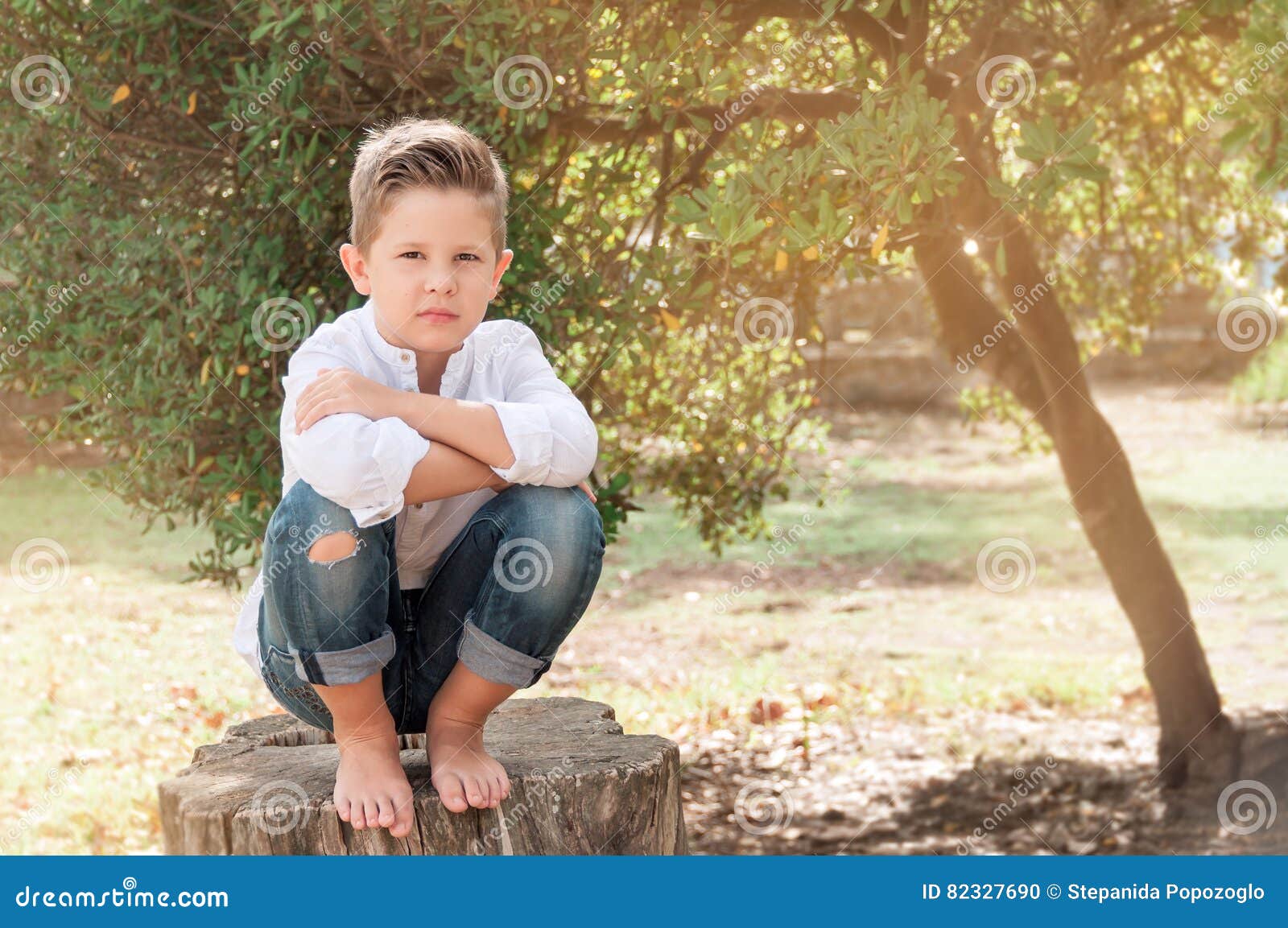 Hervat Wordt erger Bevoorrecht Jongen 8 Jaar Oude Zittings Op Een Boomstomp Op Een Zonnige De Zomerdag K  Stock Foto - Image of openlucht, normaal: 82327690