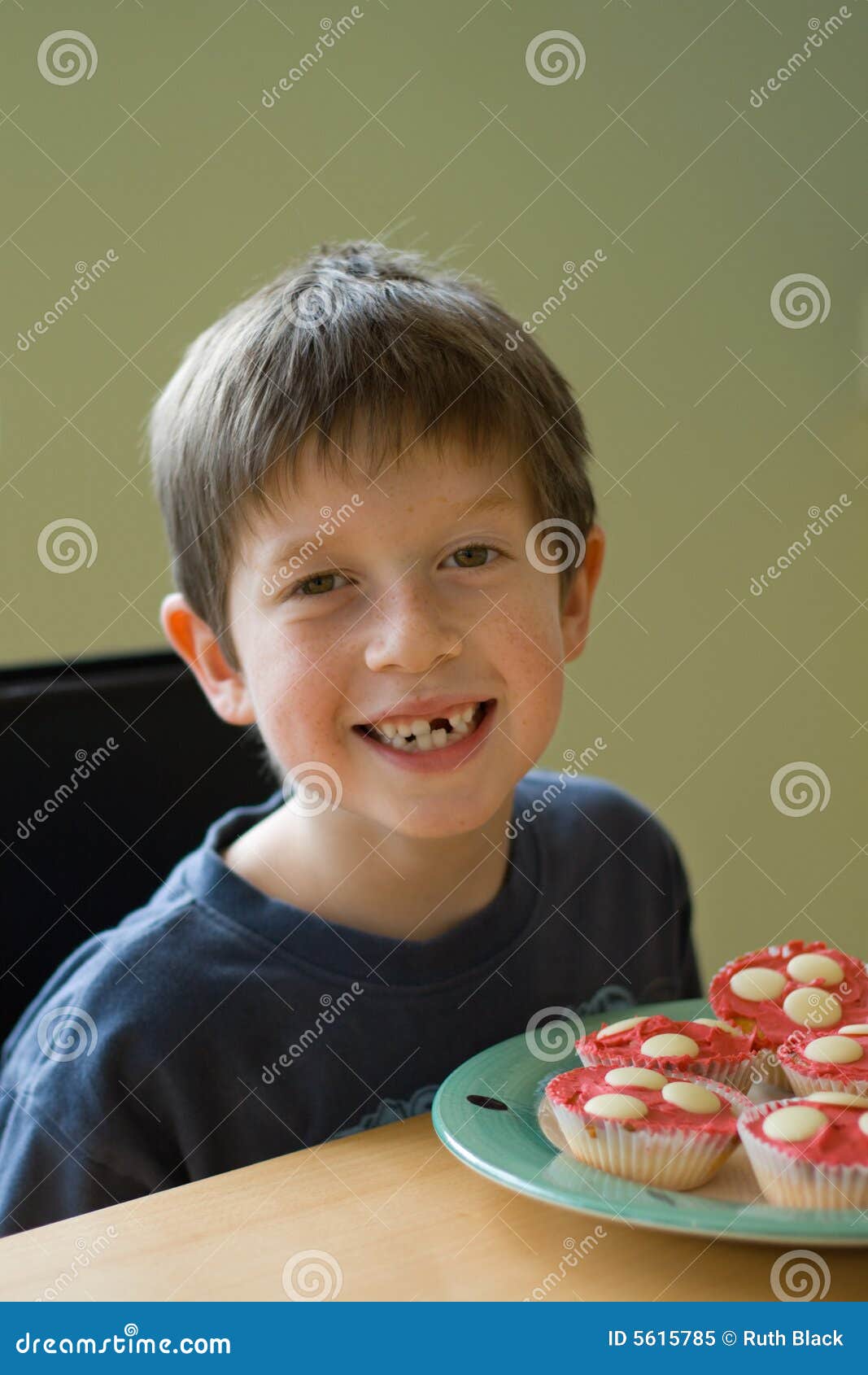 Jongen Met Cupcakes Stock A