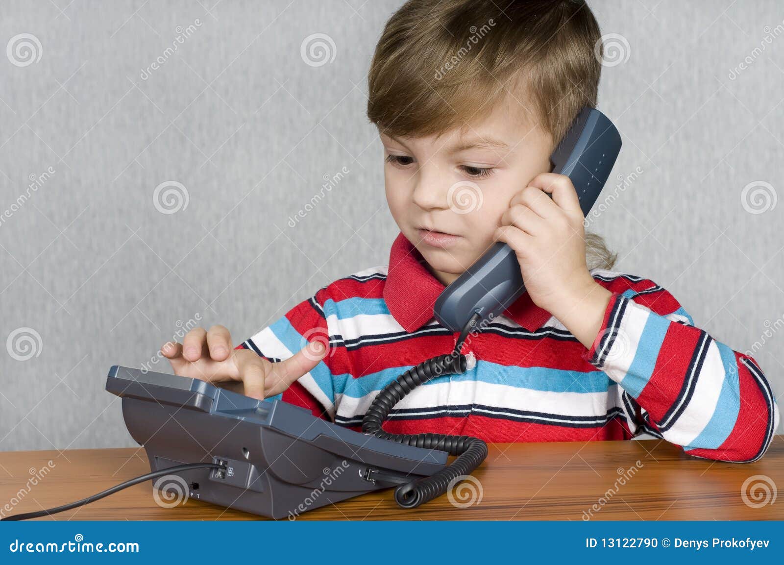 Включи телефон мальчик. Мальчик с телефоном. Испуганный ребенок с телефоном. Мальчик говорит по стационарному телефону. Ребенок с проводным телефоном.