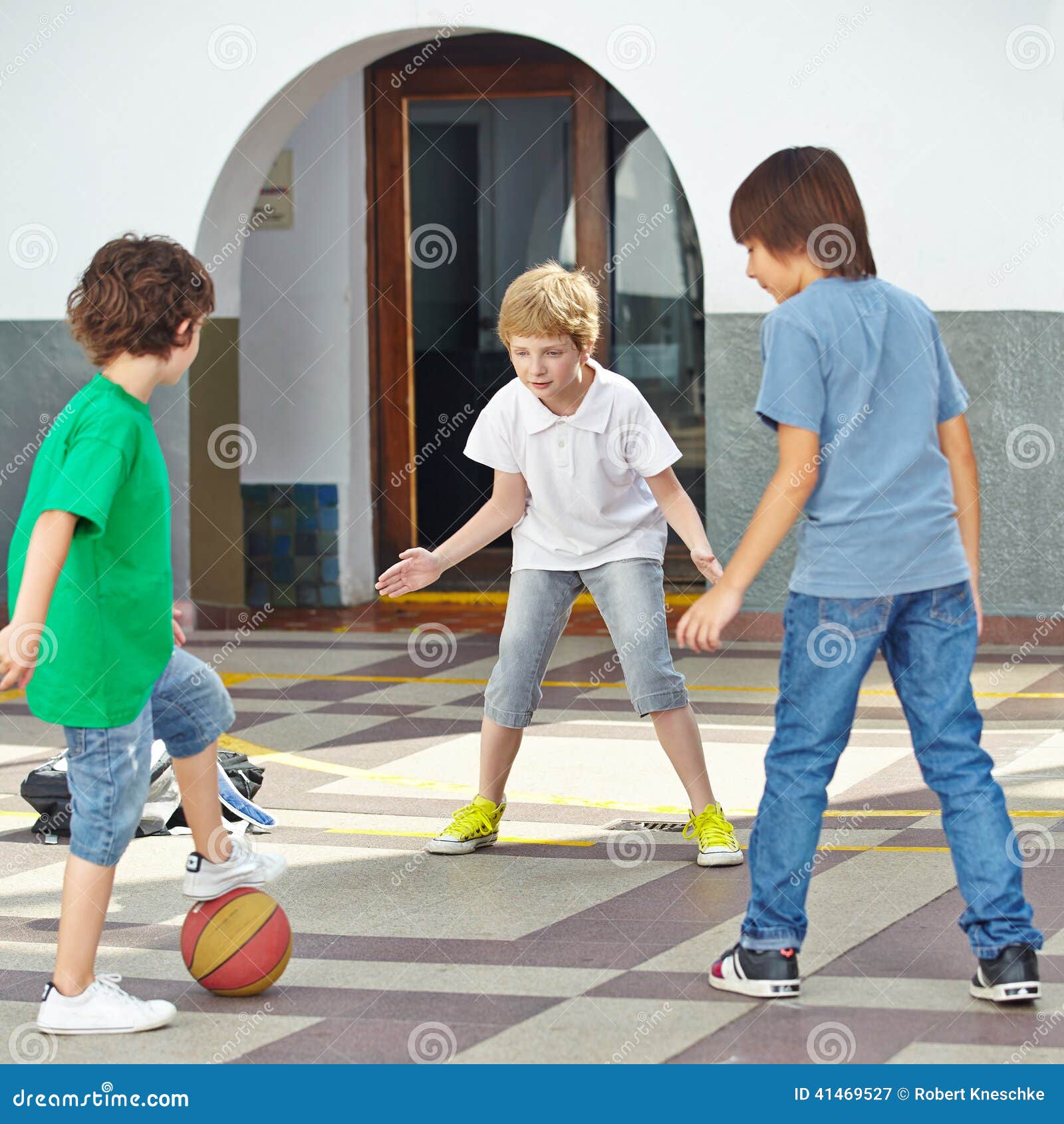 informeel huiswerk maken afdrijven Jongens die met bal spelen stock afbeelding. Image of sport - 41469527