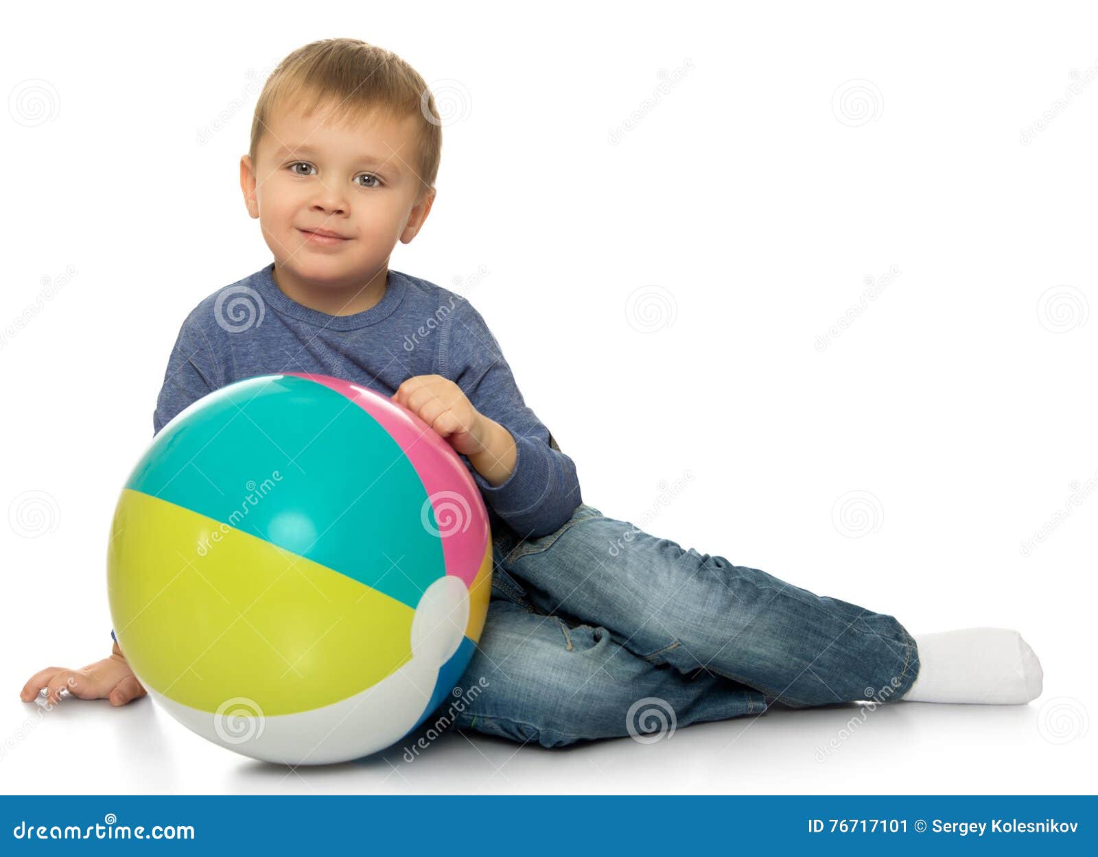 Мальчик с большим шаром. Мальчик и большой мяч. Мальчик надувает мяч. Мальчик надувает мячик на пляже. Мальчики играющие с шариком.