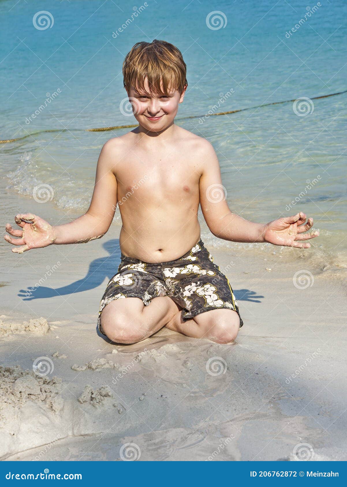 federatie Midden Knop Jongens Spelen Op Het Strand Met Zand En Bouwen Figuren Stock Foto - Image  of vakantie, haar: 206762872