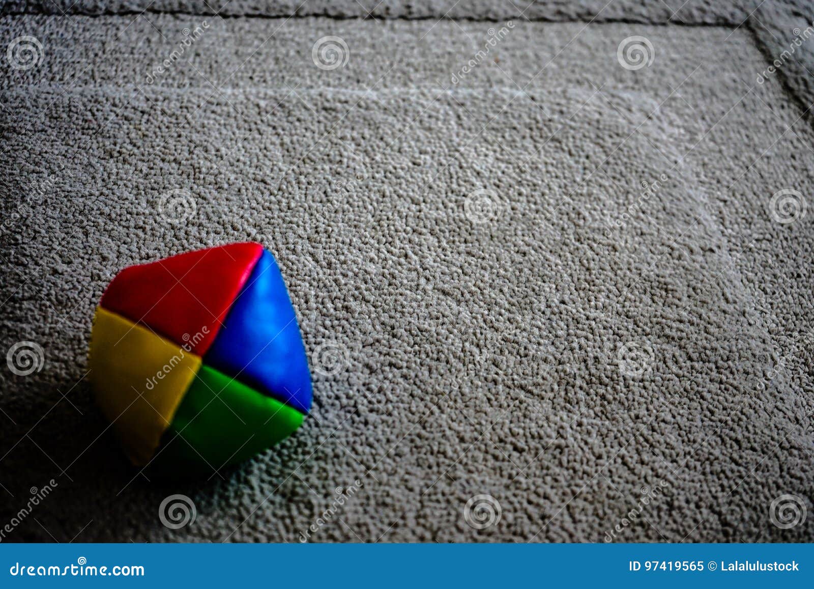 Jonglez La Boule Sur Le Tapis Gris Image Stock Image Du
