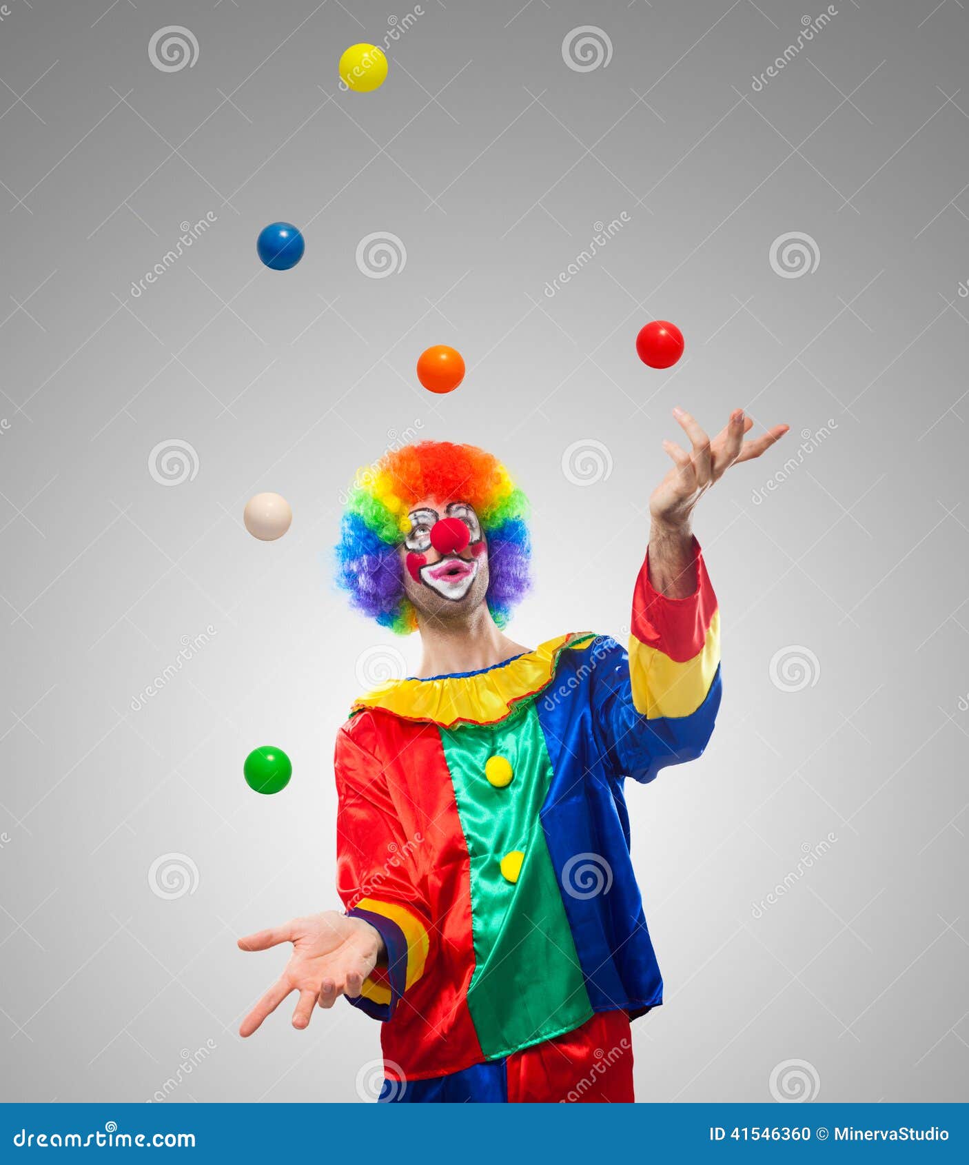 Jonglierende Bälle Des Bunten Lustigen Clowns Stockfoto - Bild von ...