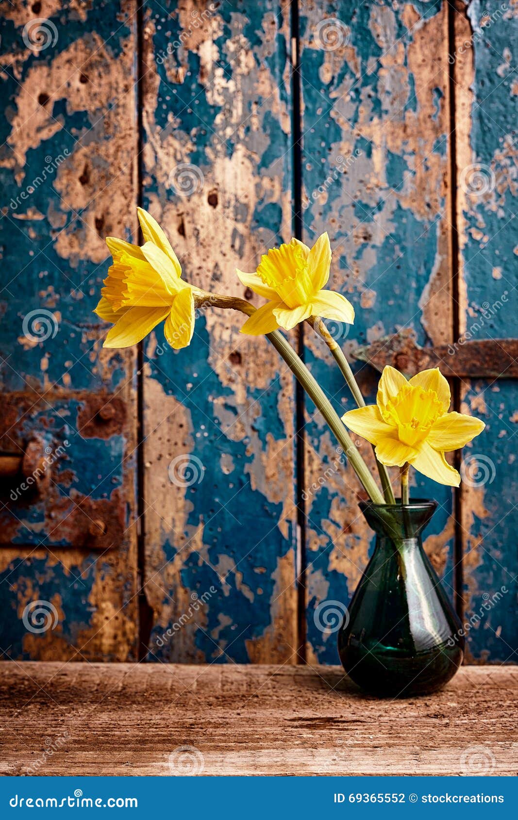 Jonquilles Jaunes Dans Le Vase Devant La Porte En Bois Photo stock - Image  du antique, rétro: 69365552