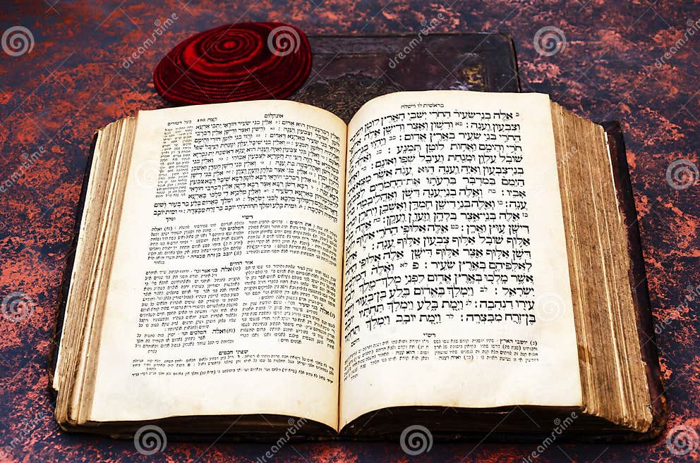Bijbel In Het Hebreeuws Joodse Bijbel Een Open, Oud Joods Boek En Een Rode, Gebreide Joodse