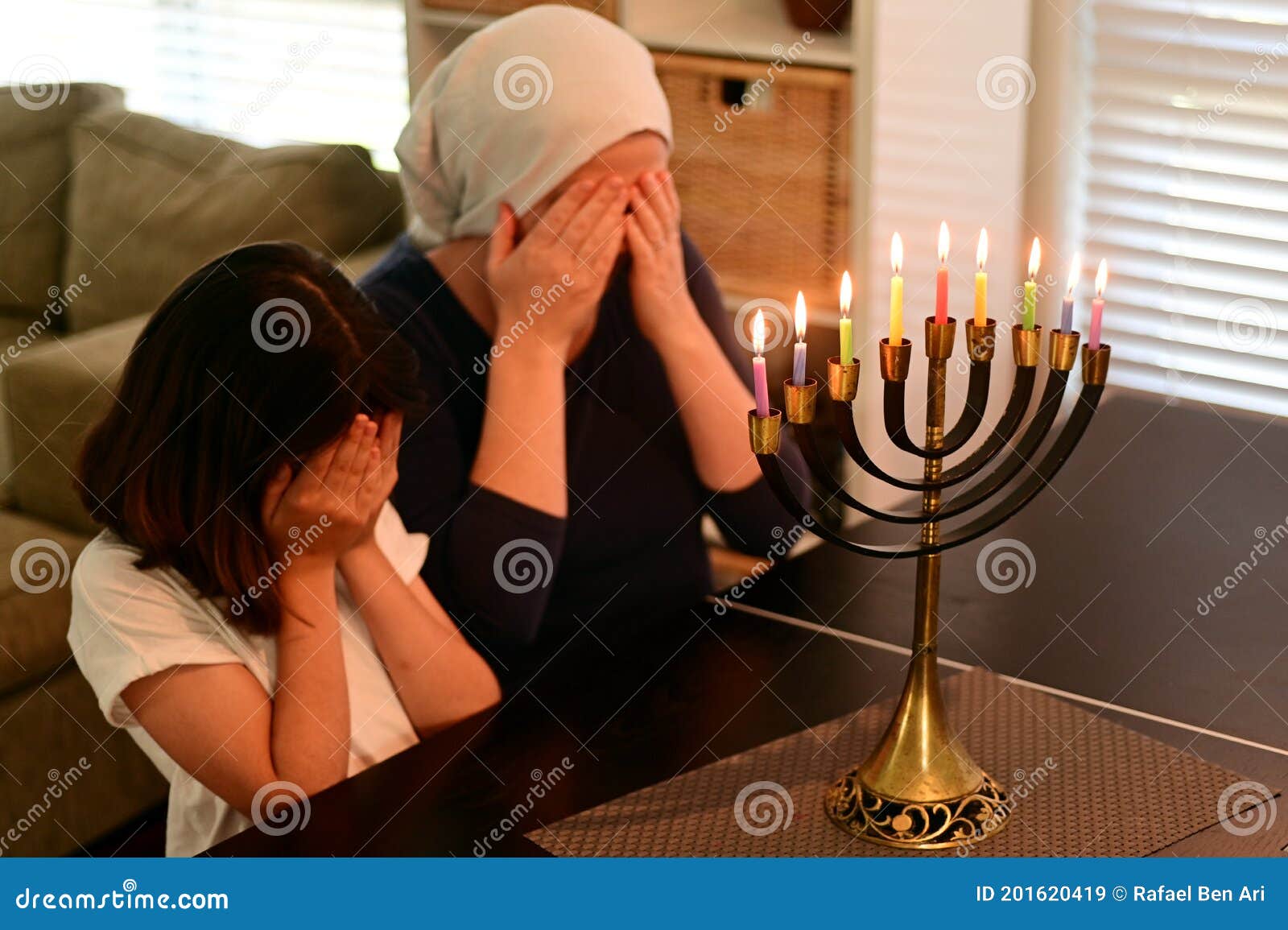 Joodse Moeder En Dochter Zegenen Joods Feest Stock Afbeelding - Image Of Hanuka, Hanukkah: 201620419