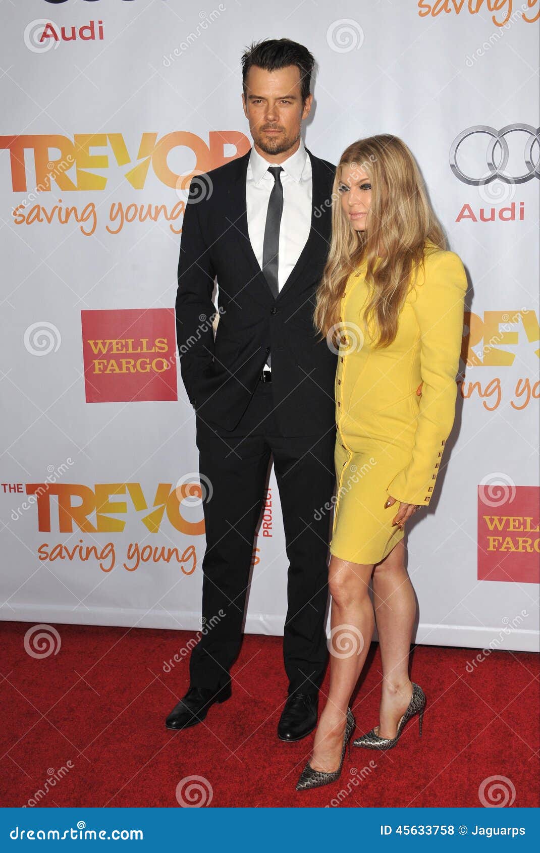 Josh Duhamel & Fergie foto de stock editorial. Imagem de vestido 45633758