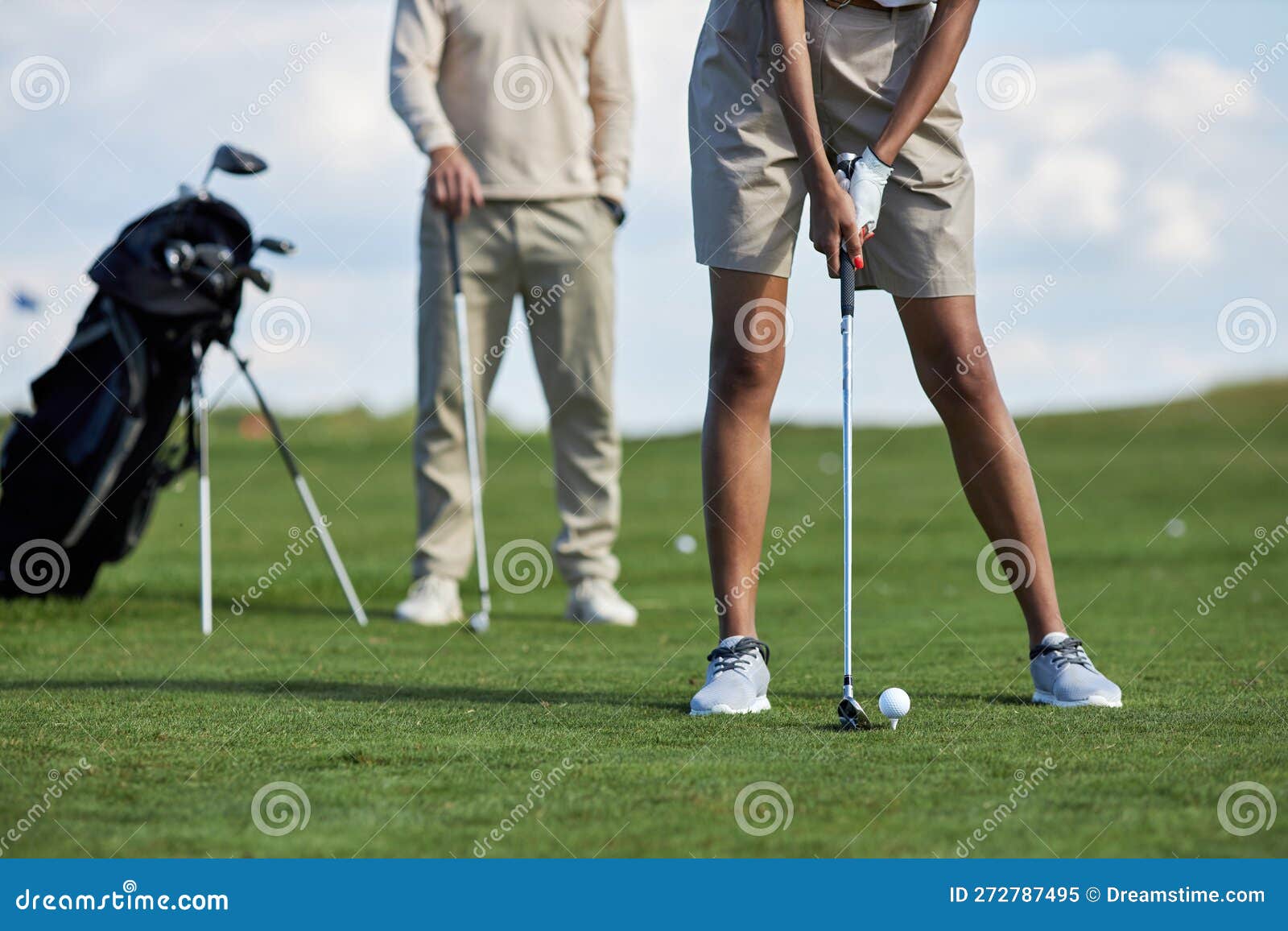 Balle De Golf Et Club De Golf En Sac Sur L'herbe Verte