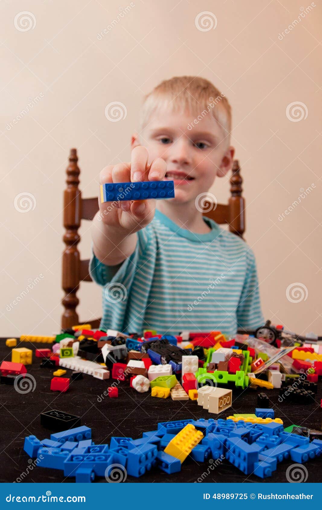 Mignon Petit Garçon Jouant Enfant D'âge Préscolaire Jouets Lego À