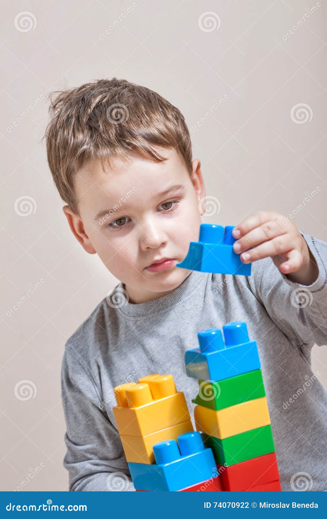 Jouer Le Petit Garçon Avec Les Cubes Colorés Photo stock - Image